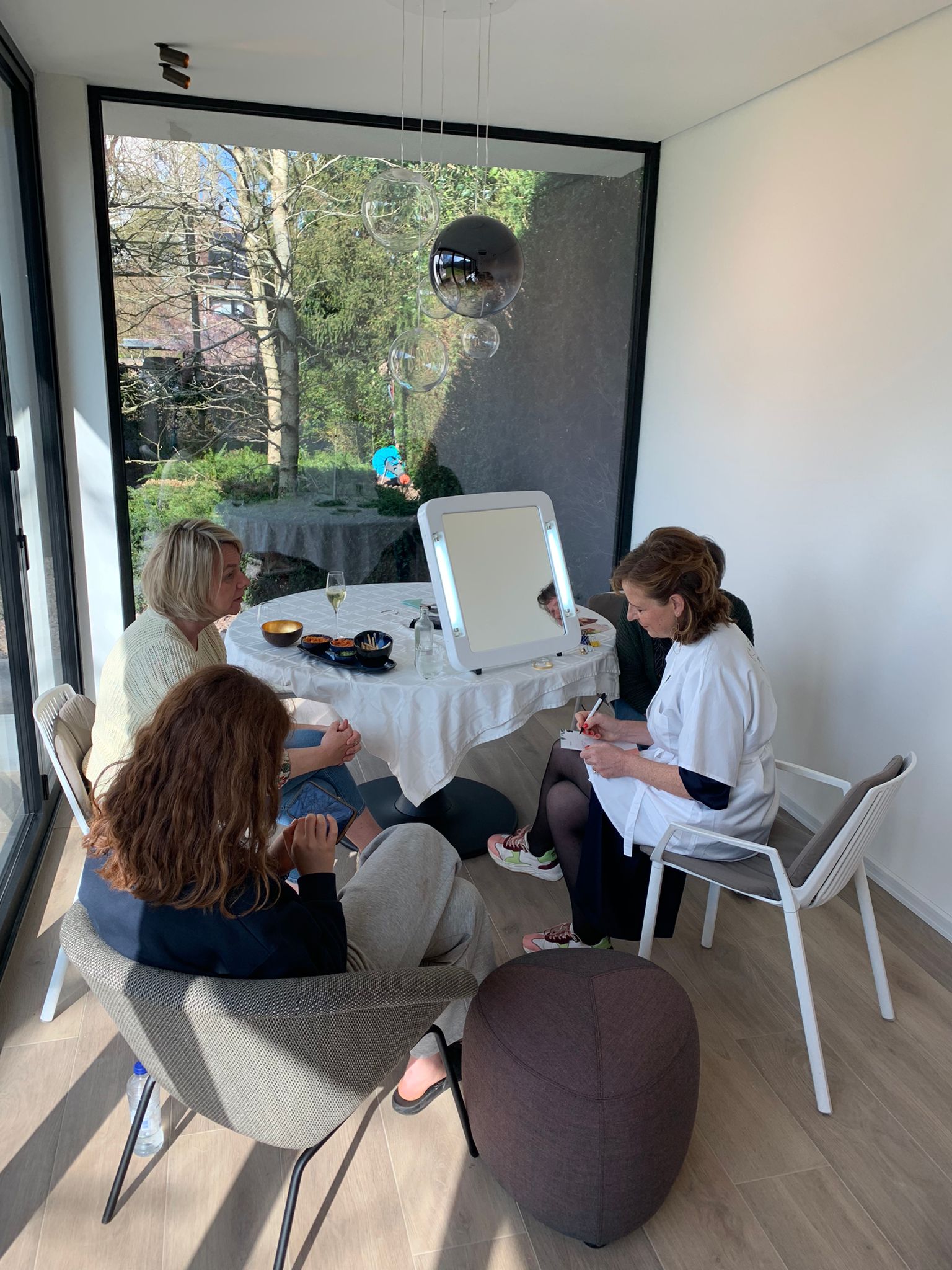 Van een volle naar een smaakvolle, duurzame kleerkast. - Foto