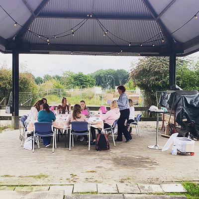 Workshop Handlettering op servies: Zet het op een bordje! - Foto