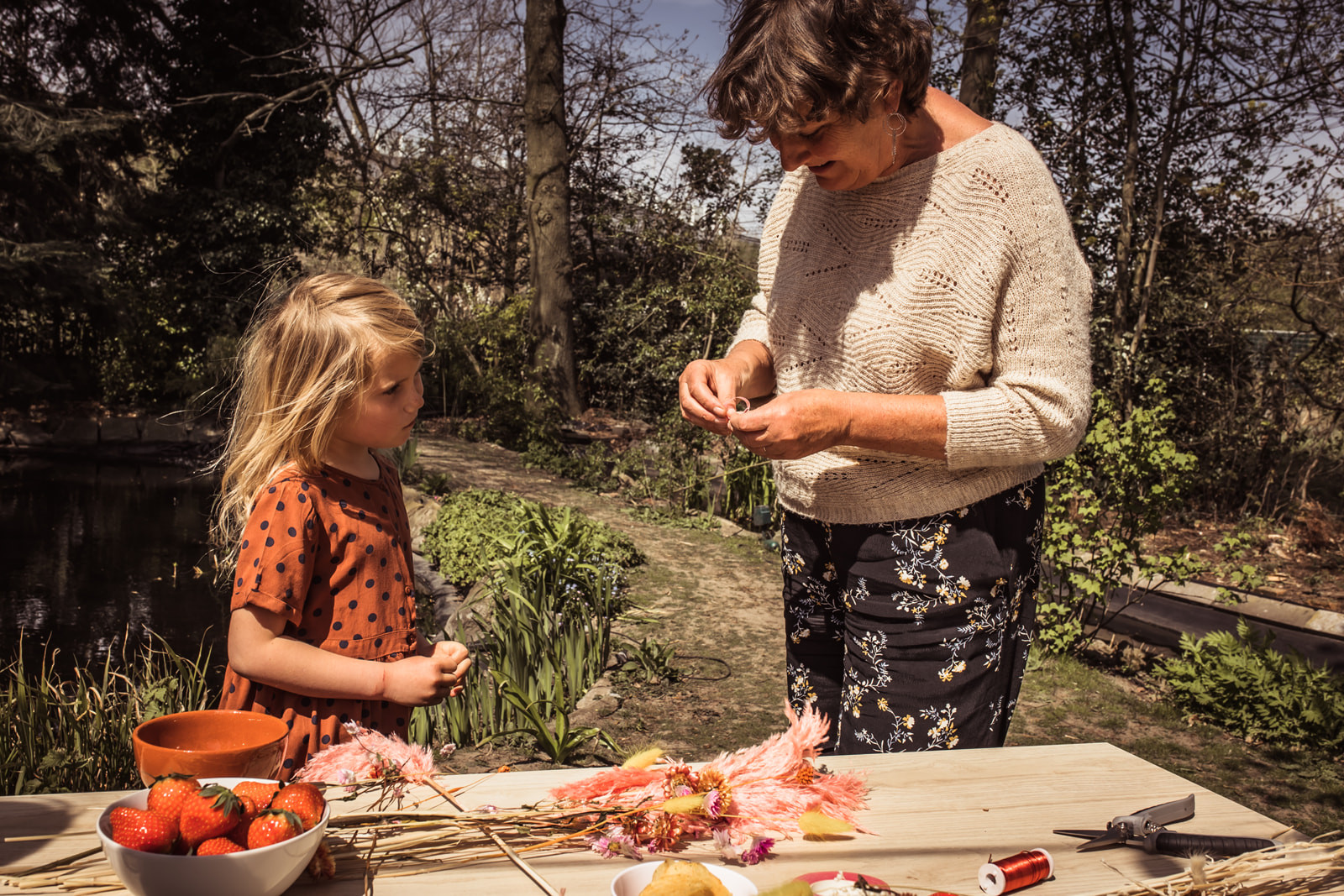Workshop ouder-kind: droogbloemen kroon en flowergram - Foto