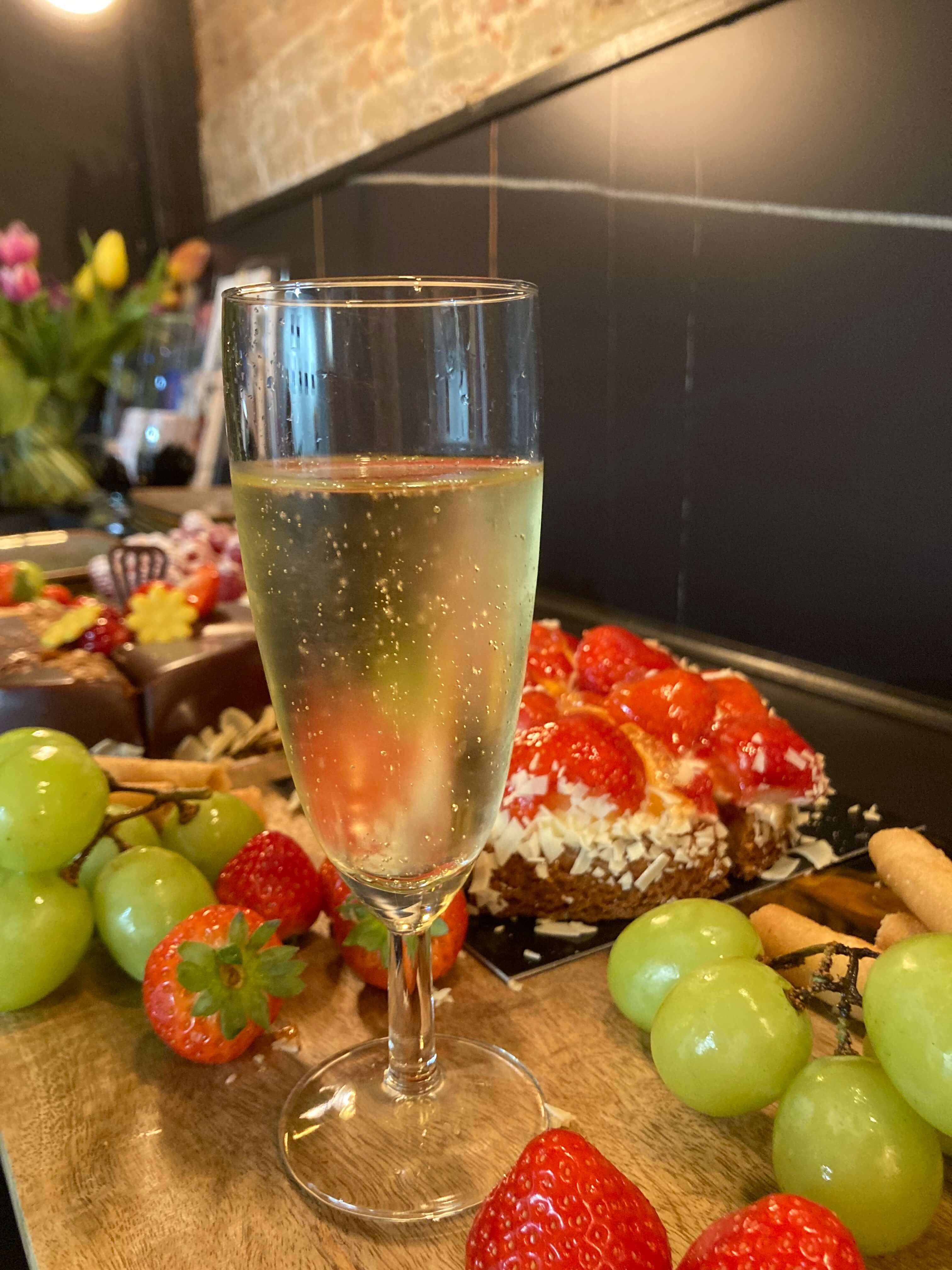 Bachelor(ette) Party Workshop: pouring fun ! maak samen met schilderij(en) voor de bruid of bruidegom - Foto