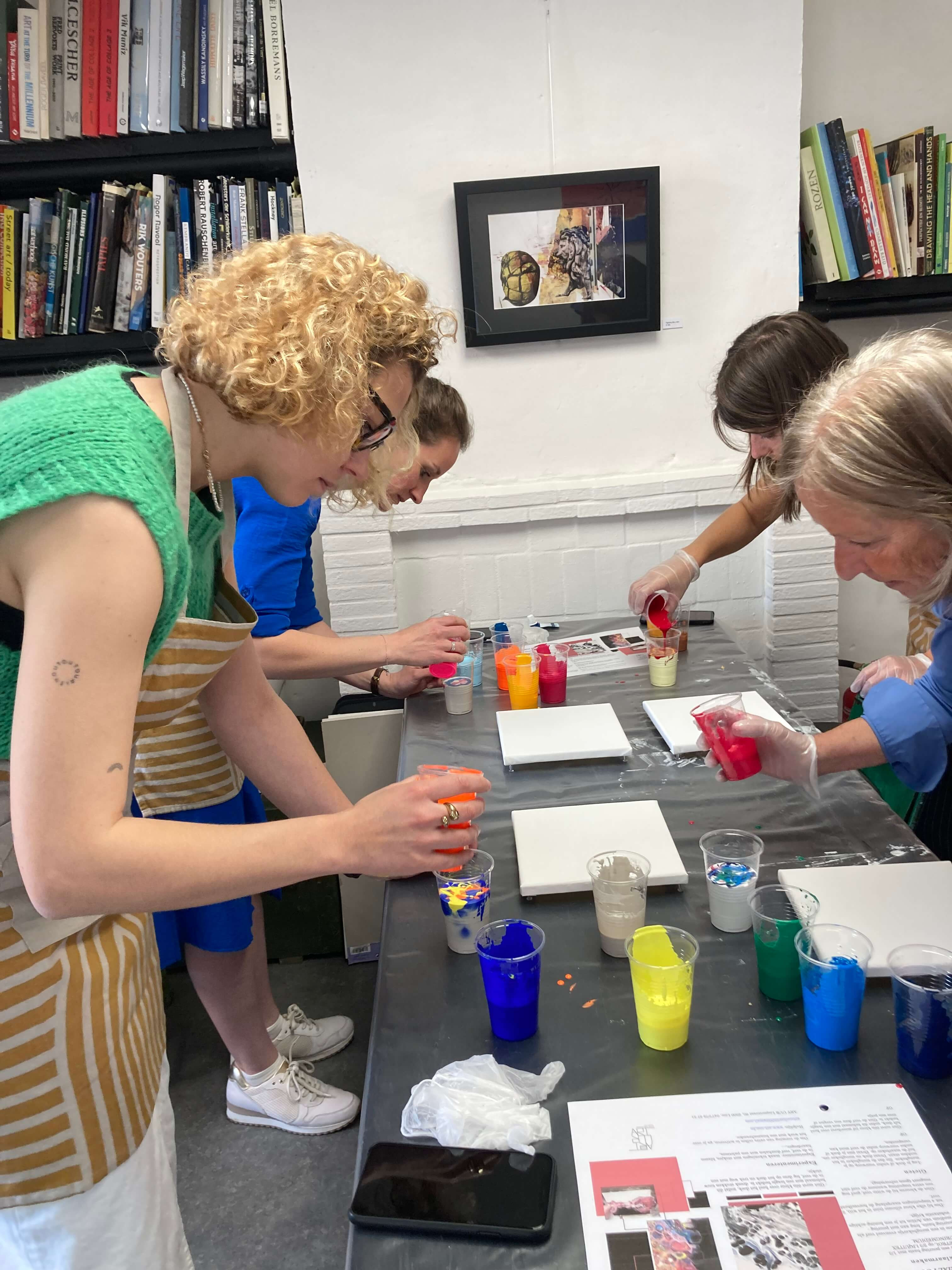 pouring, giettechnieken met acrylverf - Foto