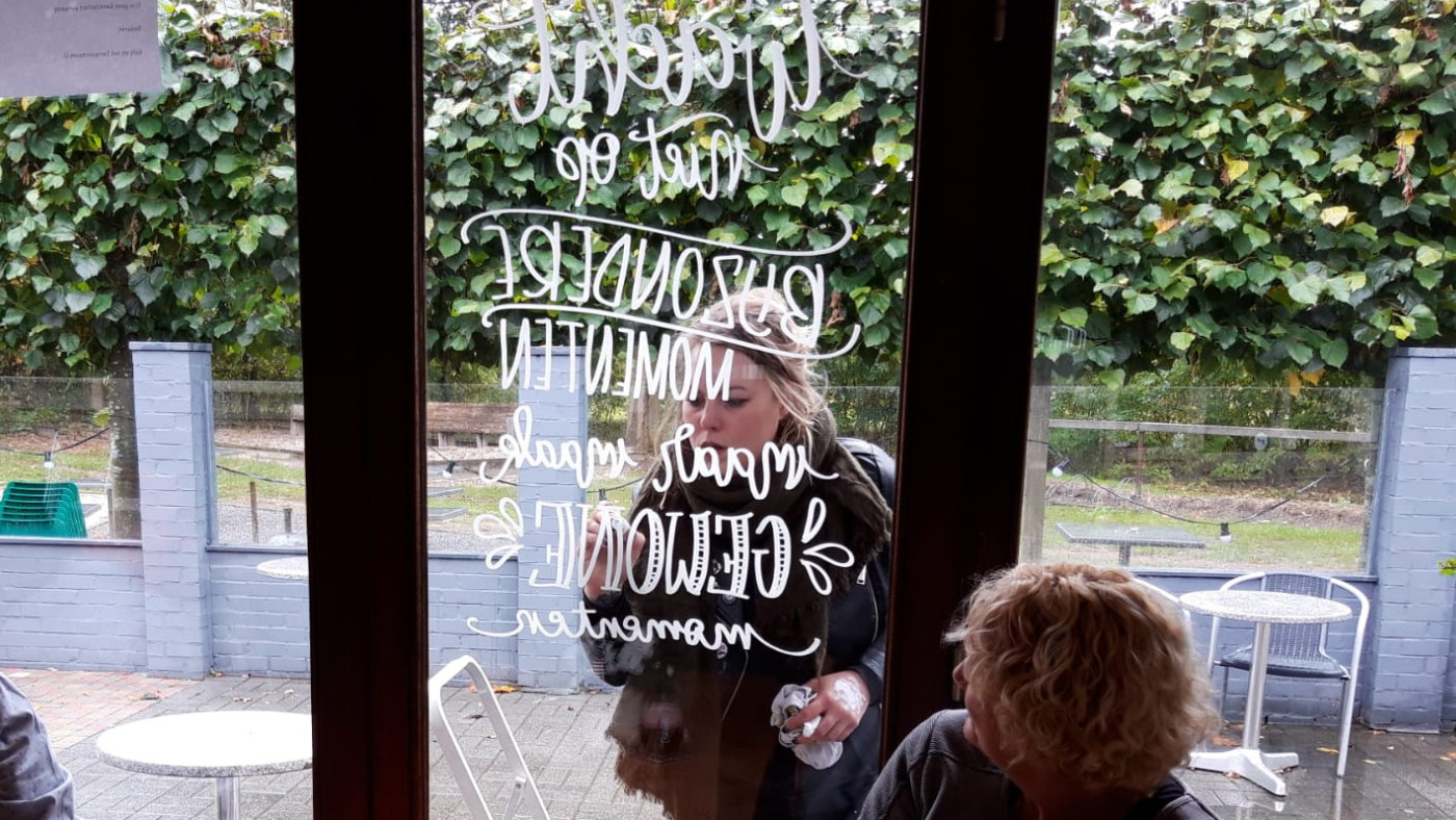 Handletteren op ramen voor groepen - workshop - Foto
