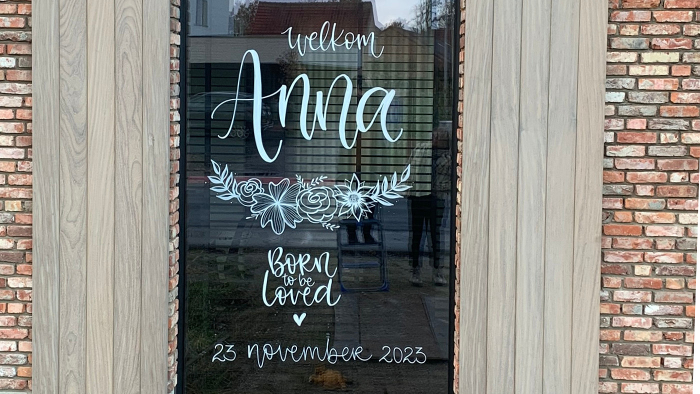 Handletteren op ramen voor groepen - workshop - Foto