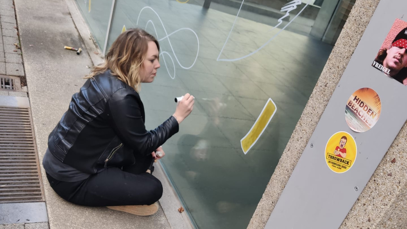 Handletteren op ramen voor groepen - workshop - Foto