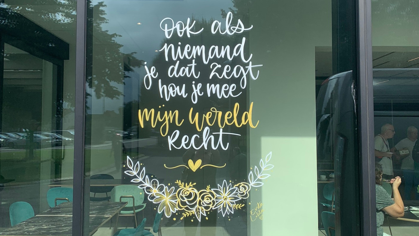 Handletteren op ramen voor groepen - workshop - Foto