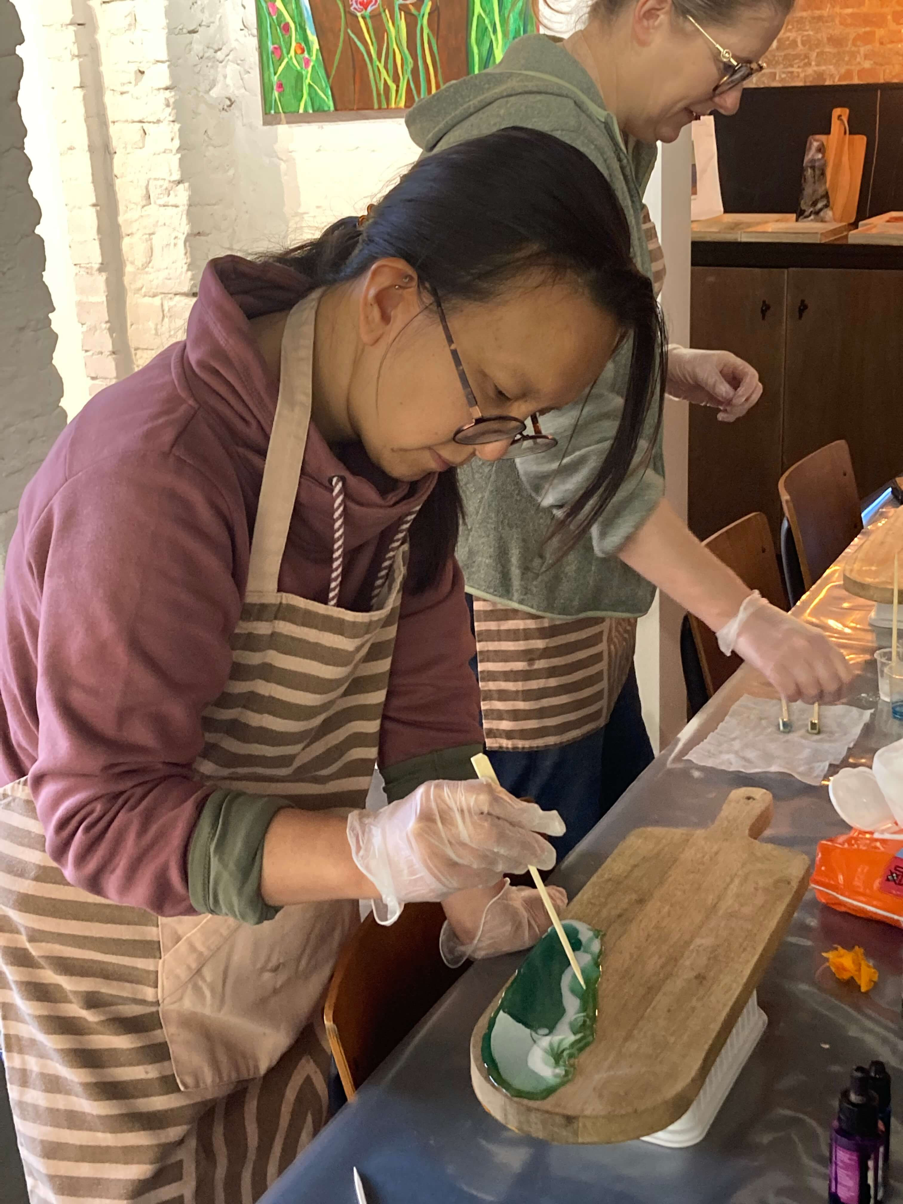 Workshop Aperotime en je eigen aperitief plank of dienblad in hars (resin) - Foto