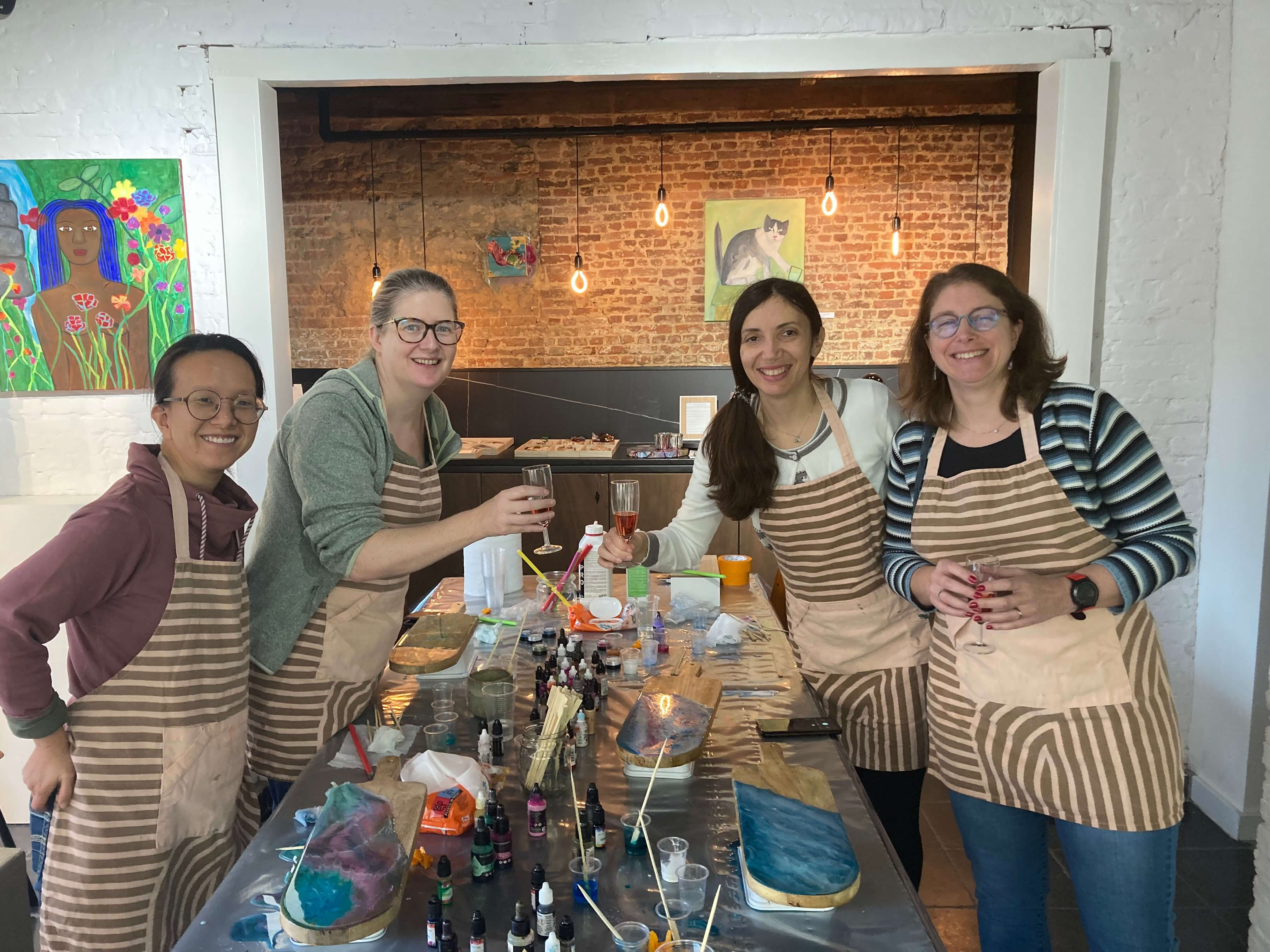 Ready to party! Maak met hars/ resin je eigen hapjesplank. - Foto