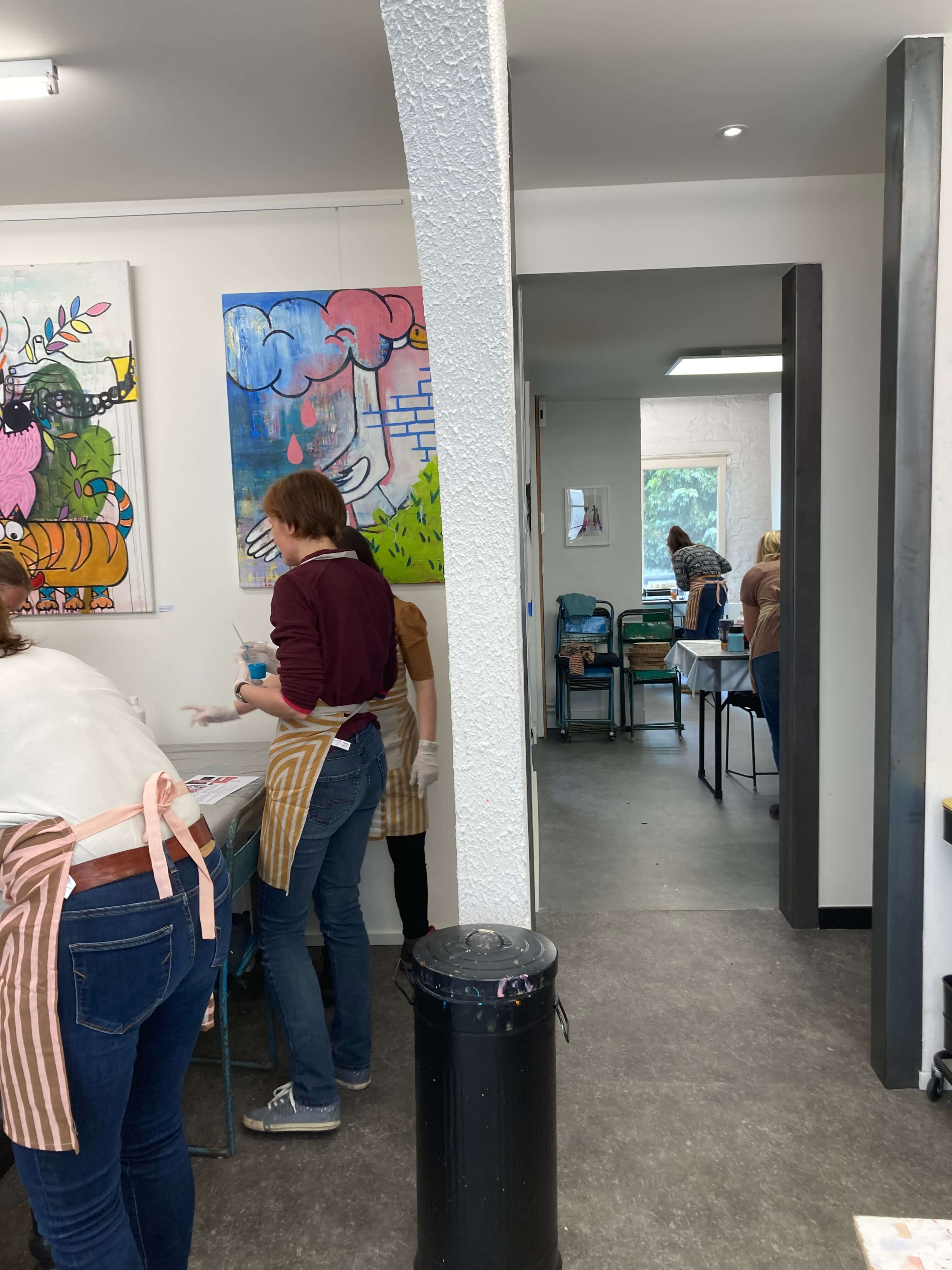 Workshop Breng de sfeer van thuis op je werkplek met een zelfgemaakte schaal en kaarsen in pouring - Foto