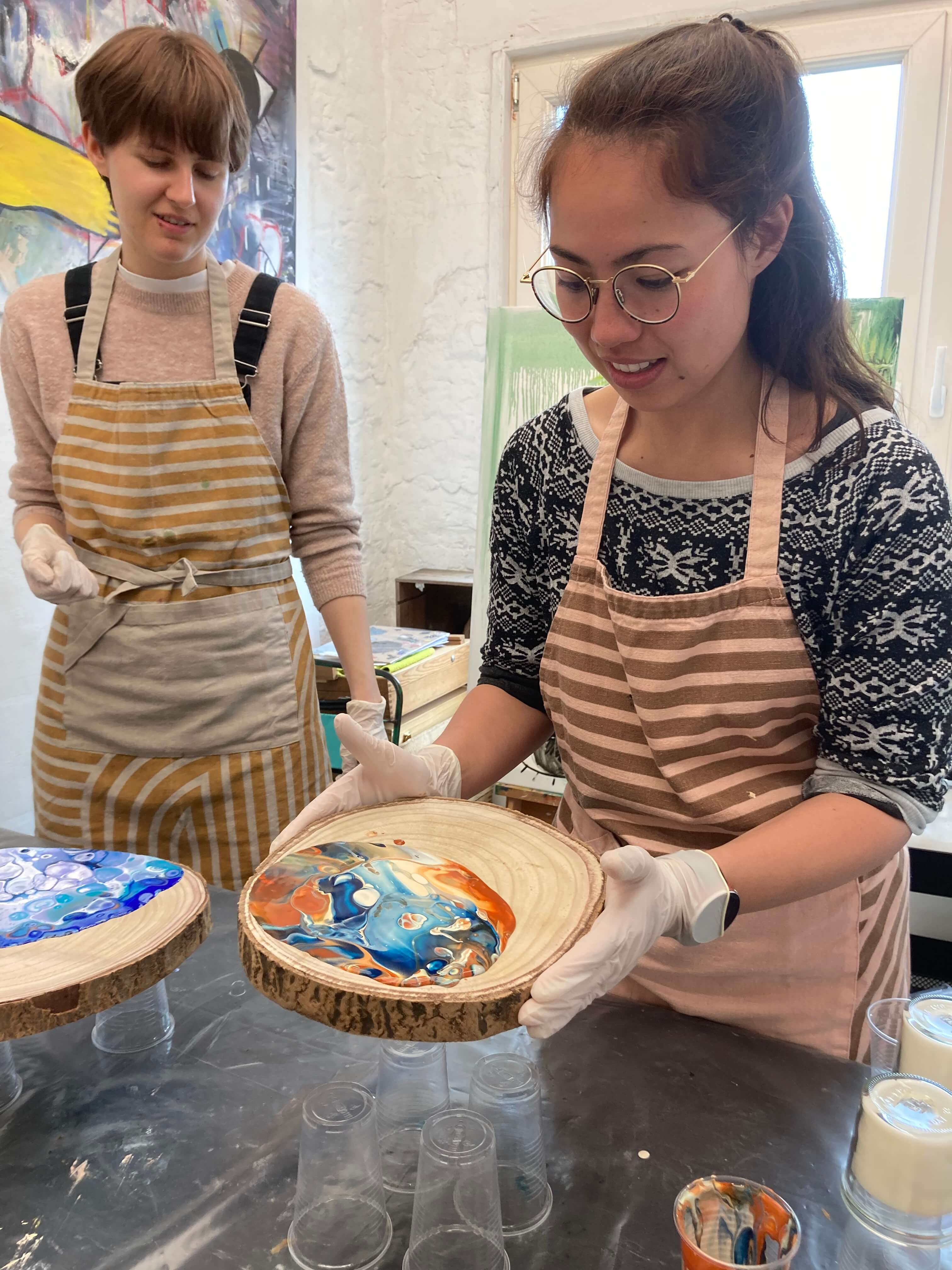 Workshop Breng de sfeer van thuis op je werkplek met een zelfgemaakte schaal en kaarsen in pouring - Foto