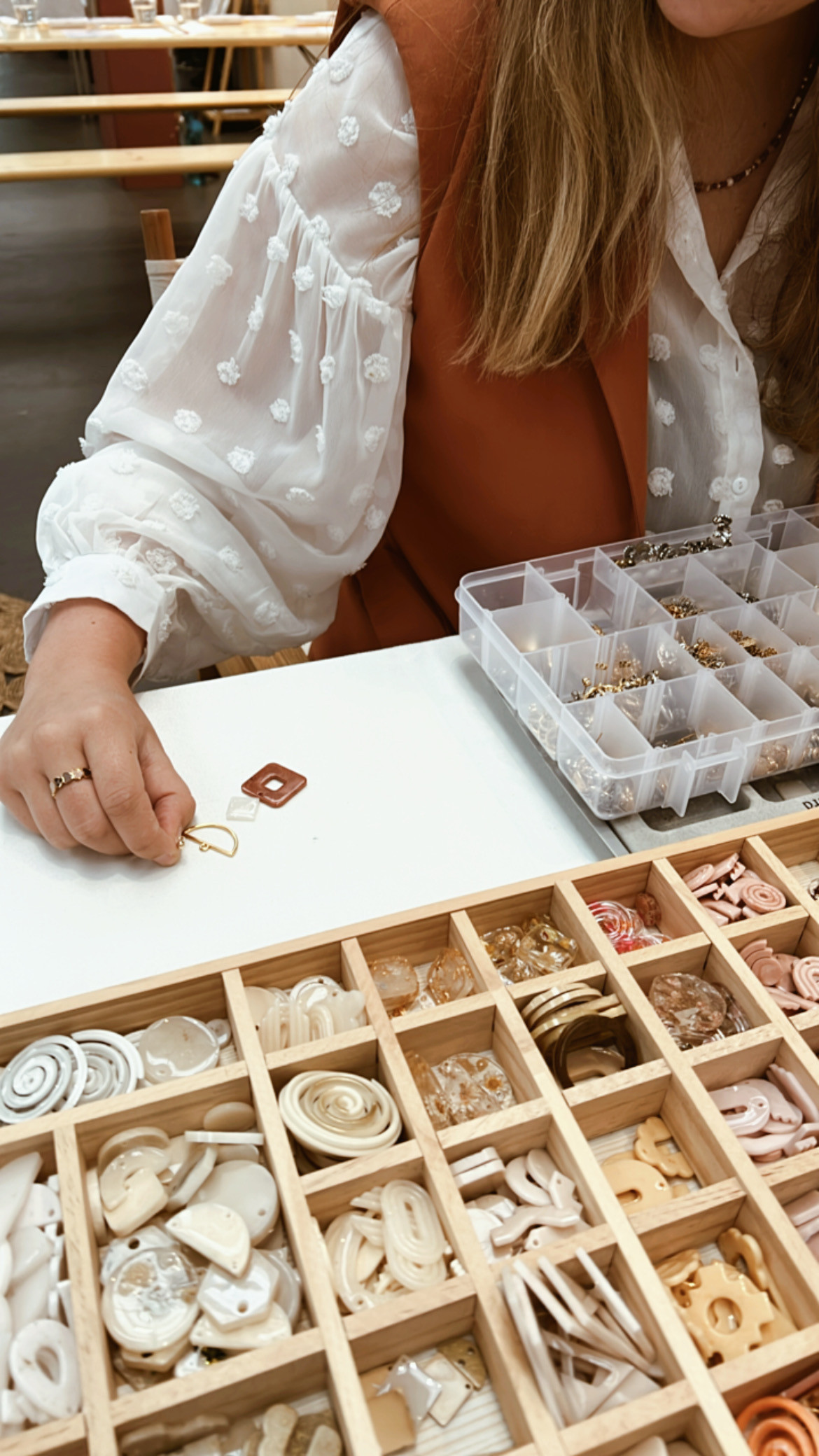 Workshop resin art oorbellen samenstellen - Foto