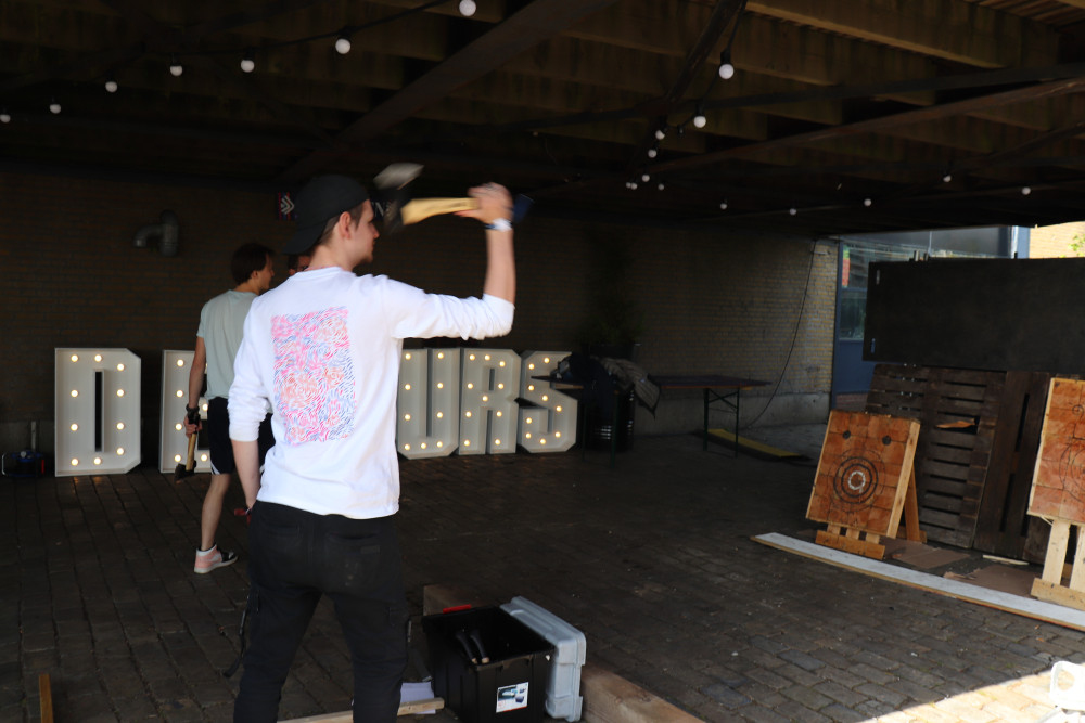 Workshop bijl gooien bij jou op locatie - Foto