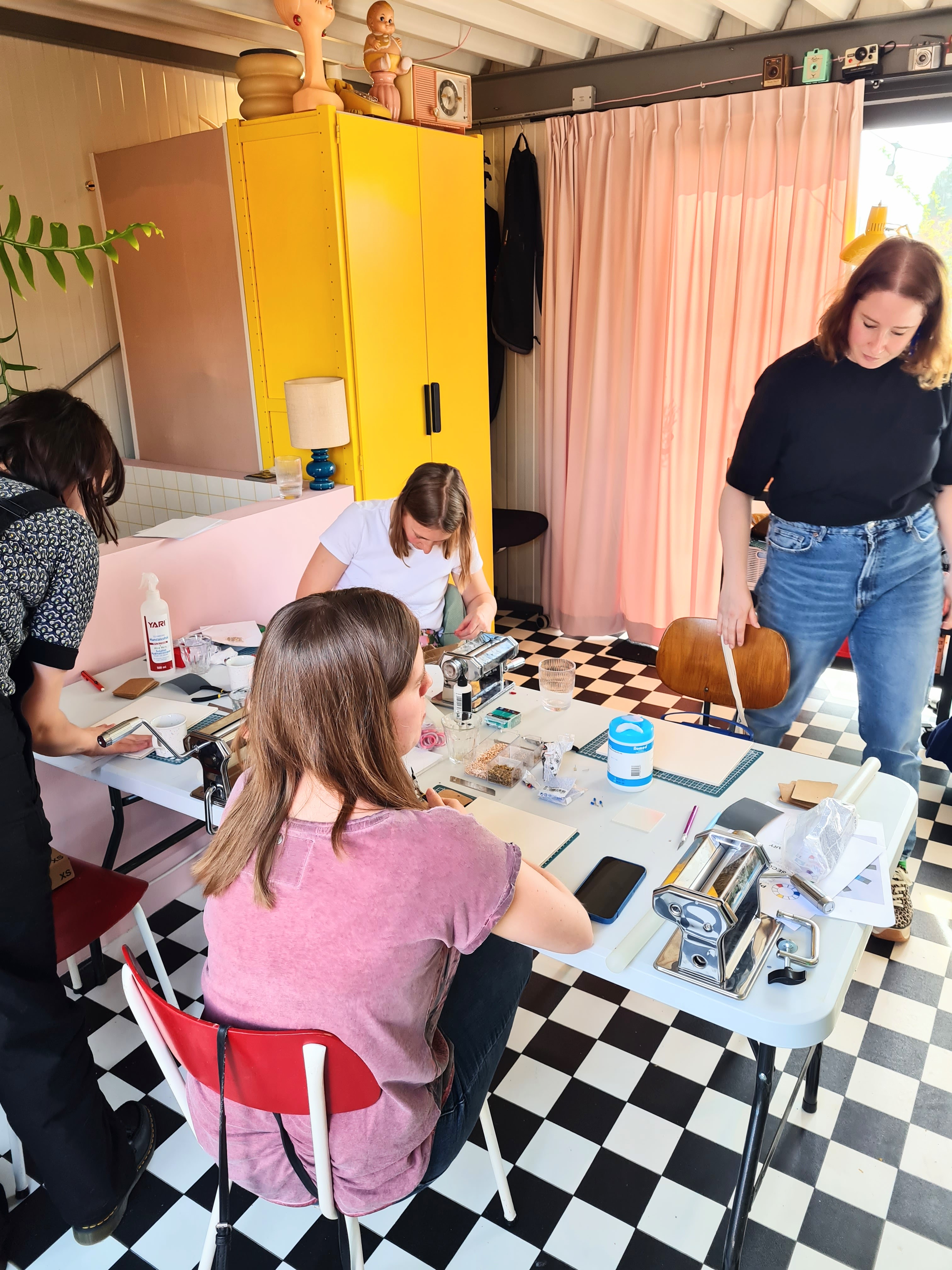 Oorbellen en broches uit Polymeer klei - privé workshop 3 tot 8 personen