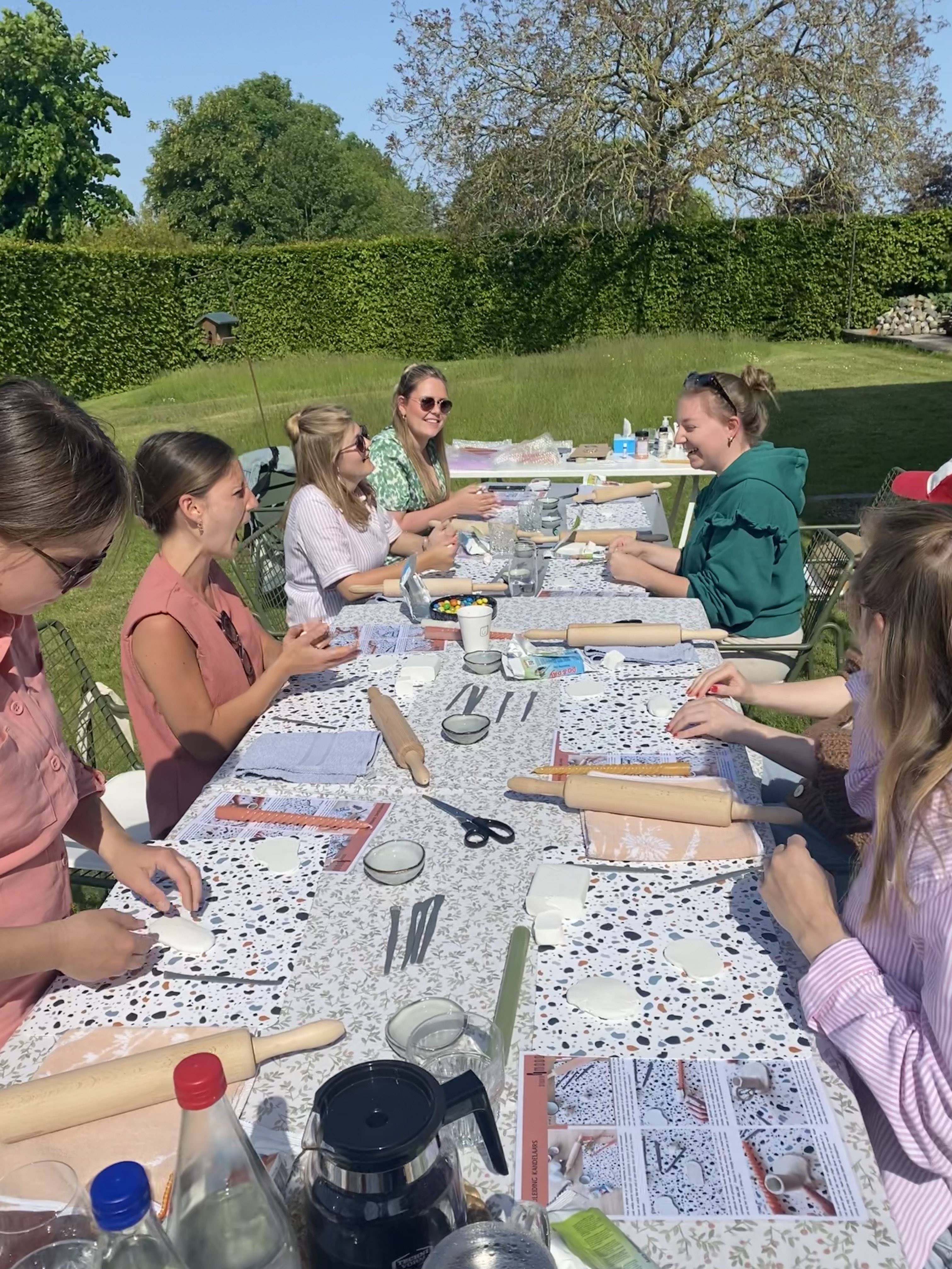 Vaasjes voor droogbloemen uit klei, workshop voor een groep - Foto