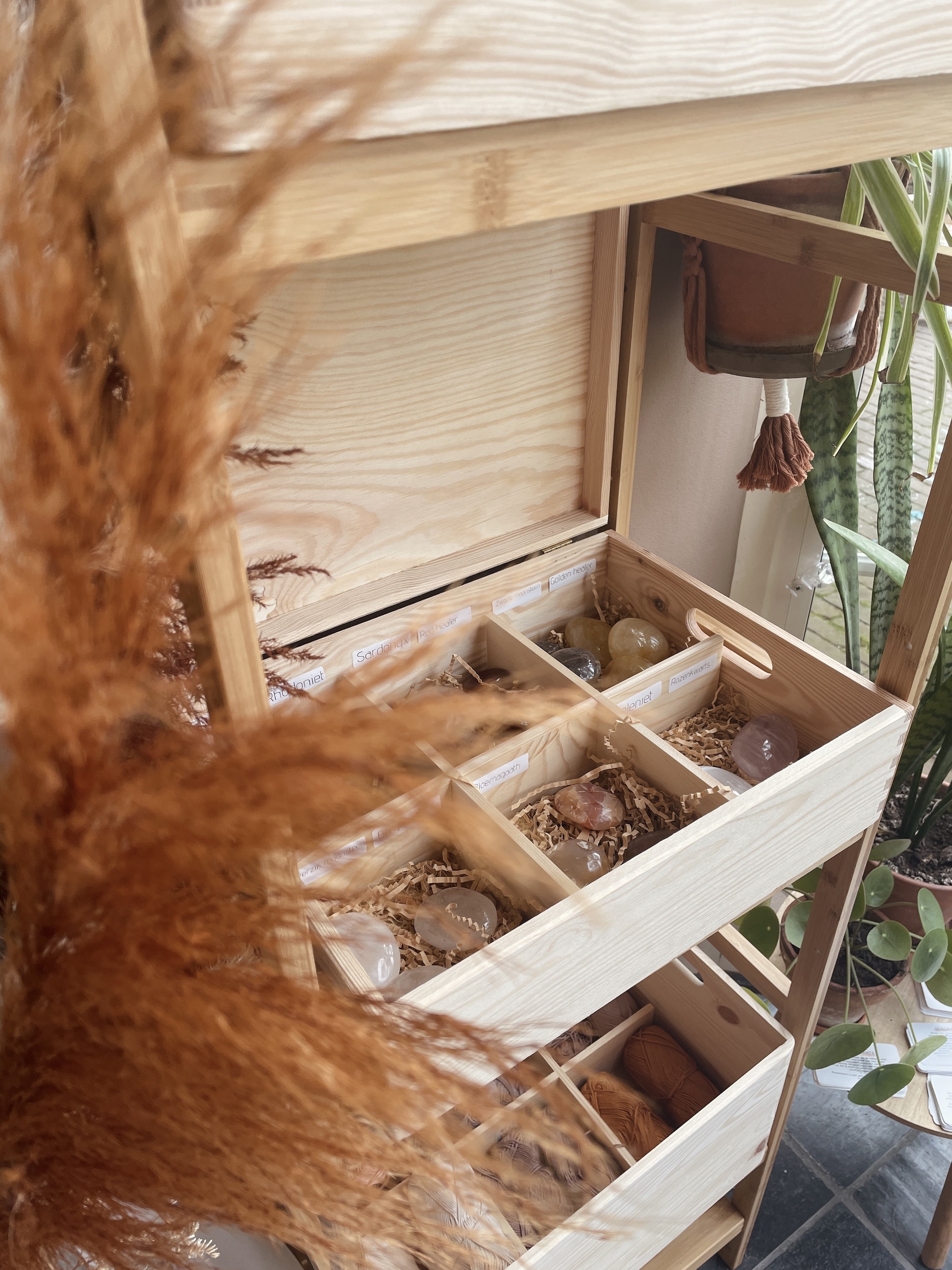 Babyshower workshop Maak je eigen edelstenenhanger 🌙 - Foto