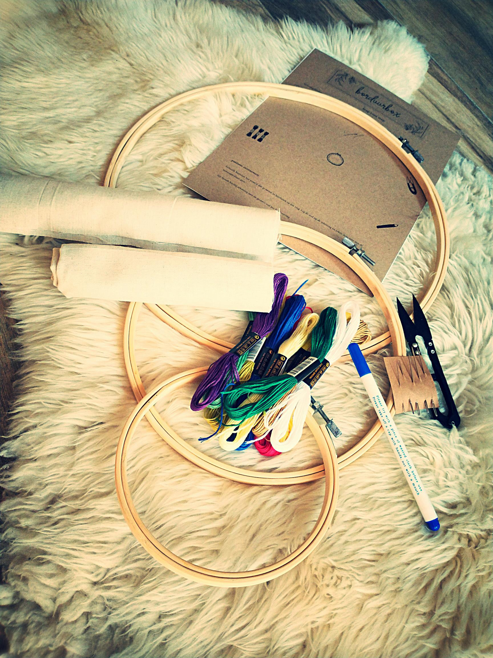 Stitch & Frame: Creëer je eigen borduurkunst in houten ringen - DIY kit - Foto