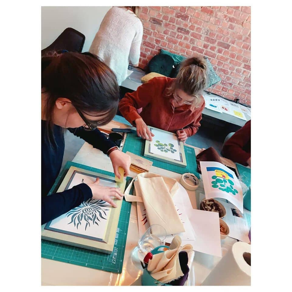 Workshop Zeefdrukken op textiel - tote bags - Foto