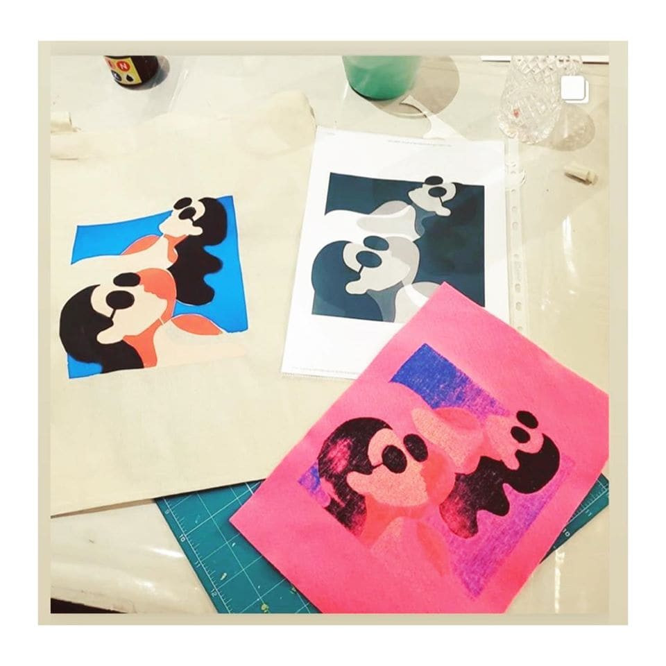 Workshop Zeefdrukken op textiel - tote bags - Foto