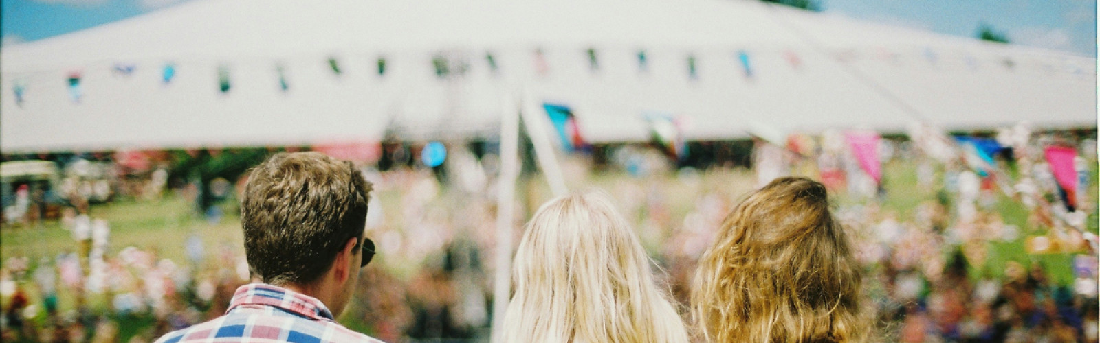 3 personen en een event in de verte