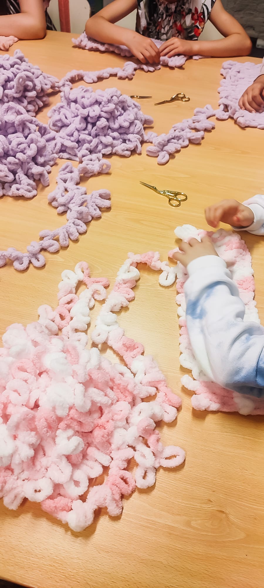 DIY Pakket kids: Maak zelf een zacht mini snoezeldekentje – gewoon met je handen!