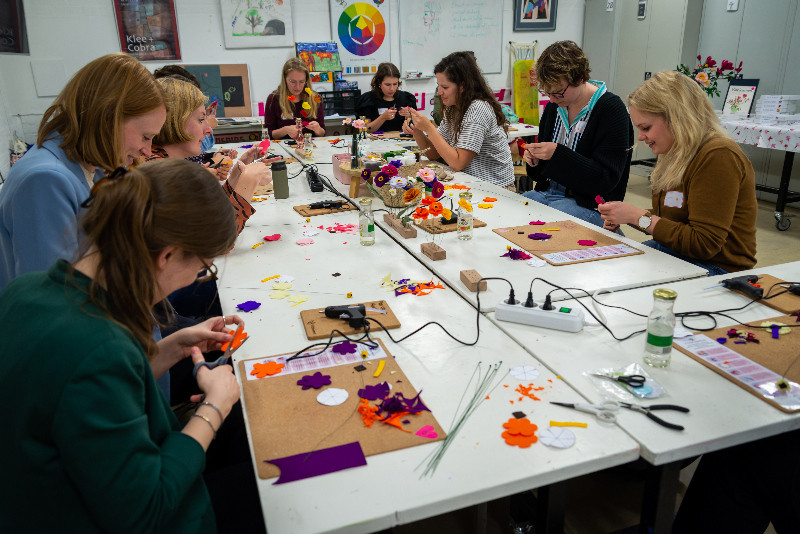 Viltbloemen maken met je collega's - Foto