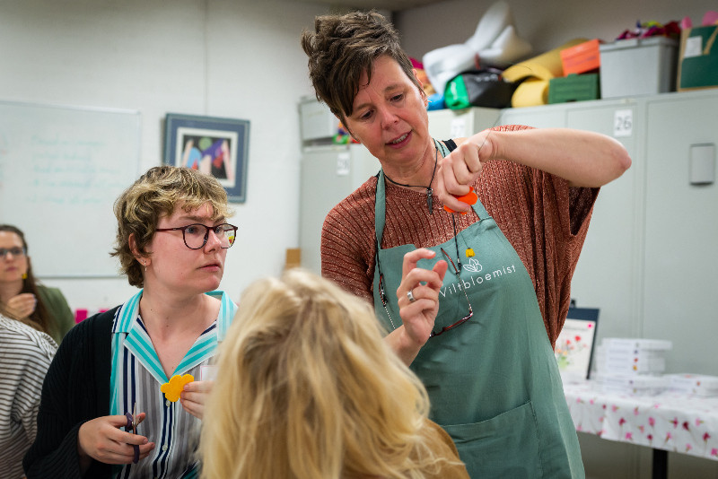 Viltbloemen maken met je collega's - Foto