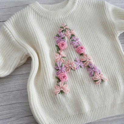 Geboorte cadeau borduren: florale trui, badcape en tetradoeken - DIY box