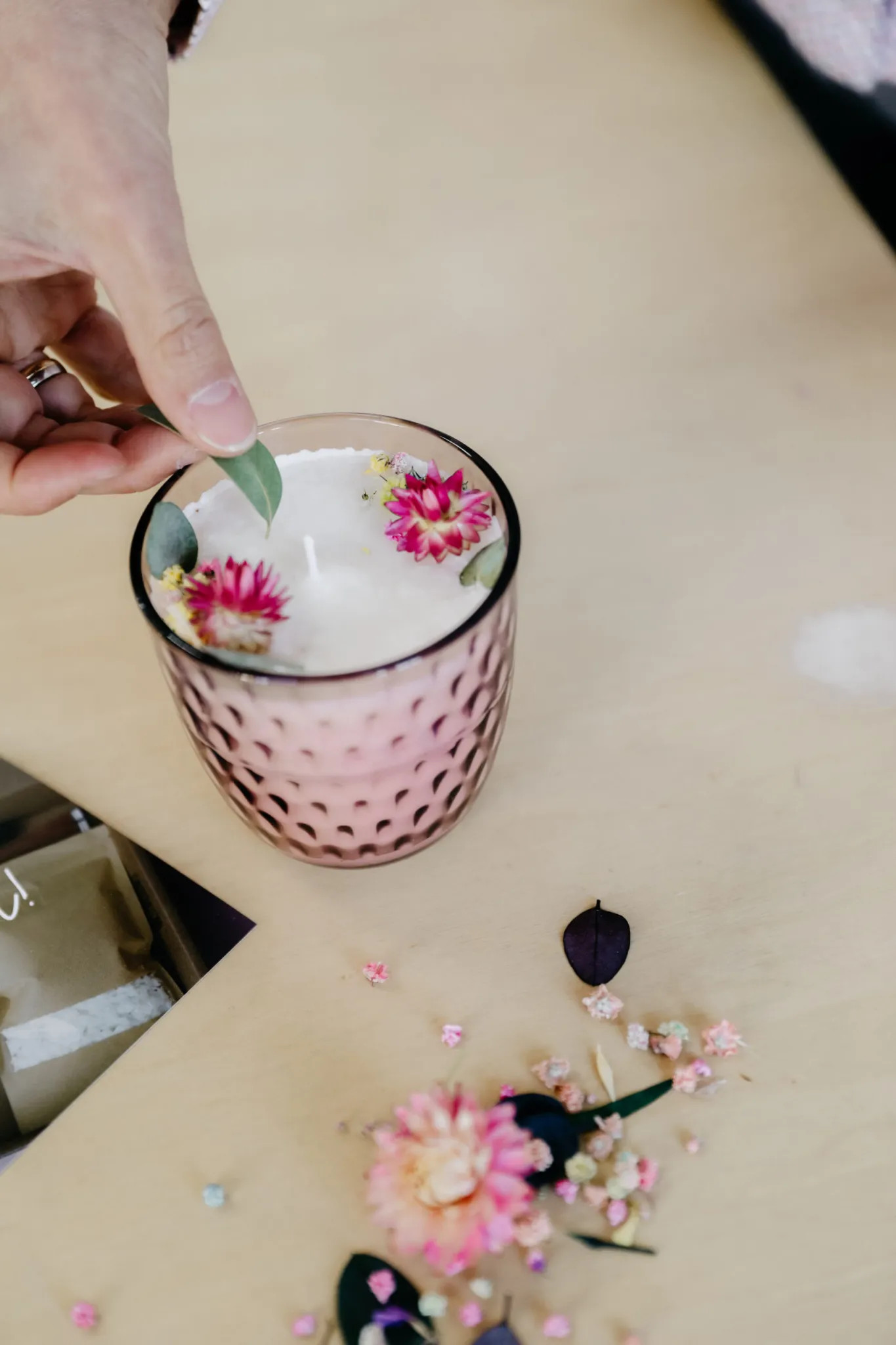 DIY pakket: geurkaarsen met droogbloemen - Foto