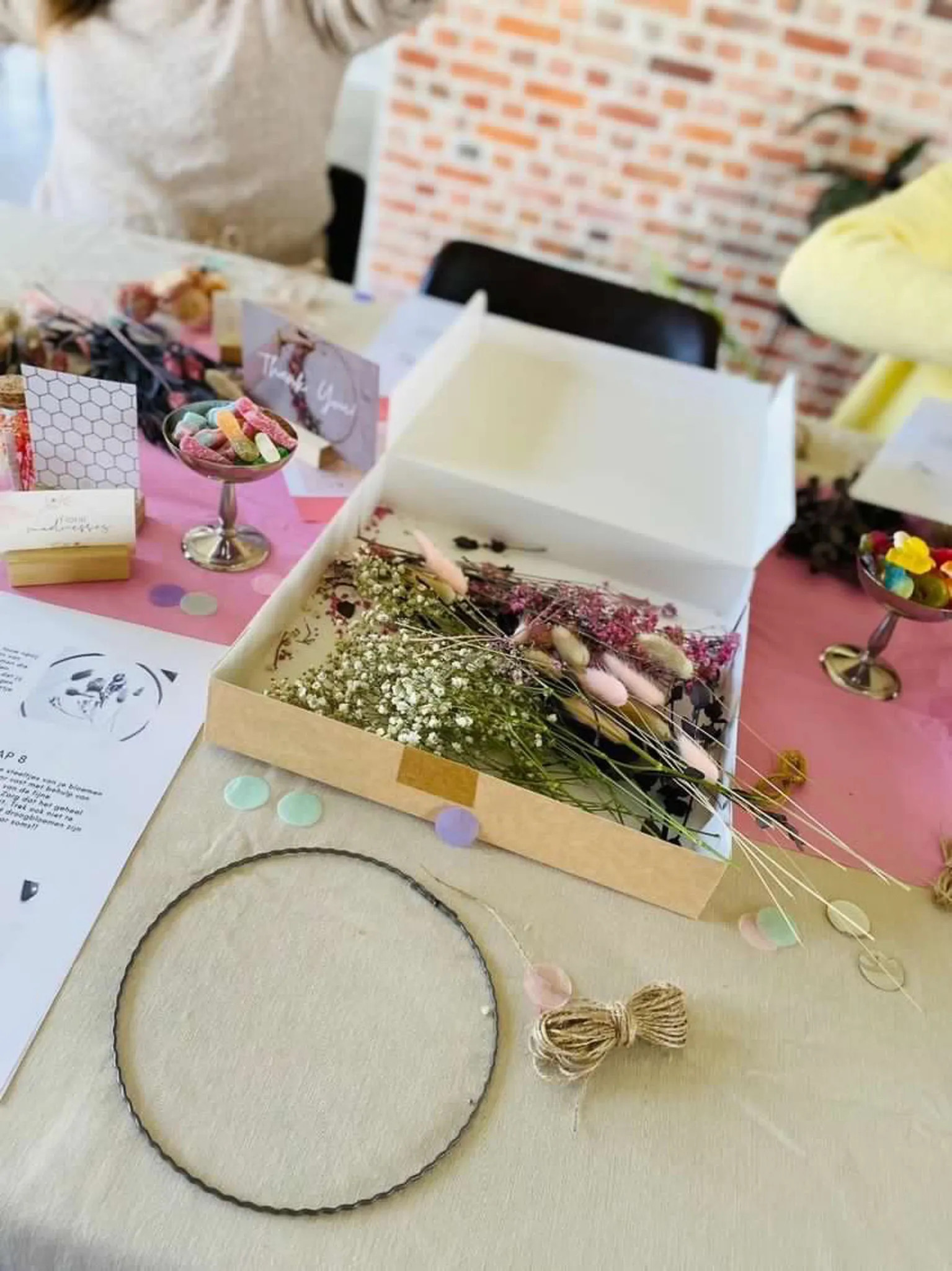 Mini dried floral hoop Bachelorette Box - Vrijgezellen workshop box - Foto