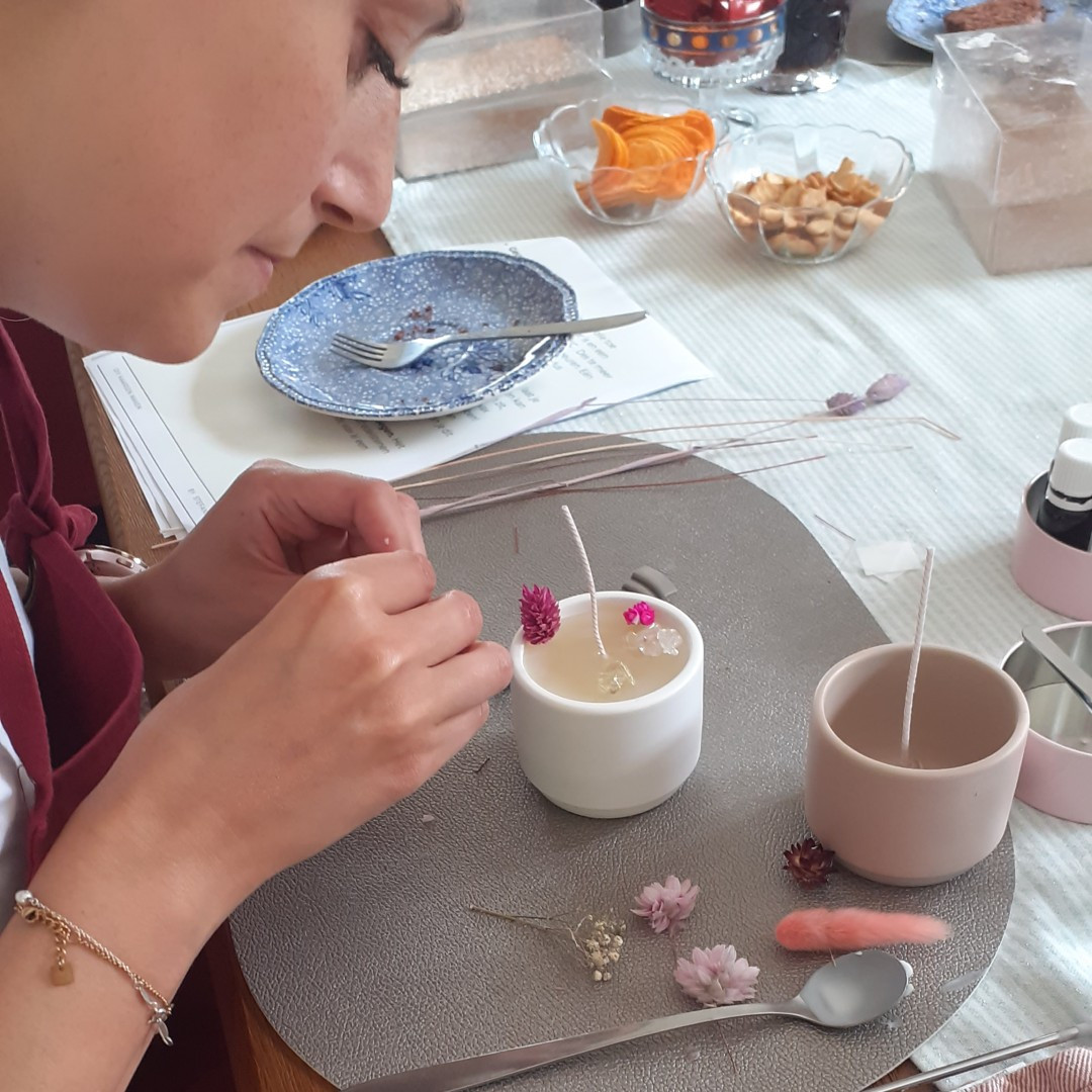 Kaarsen maken met droogbloemen - Foto