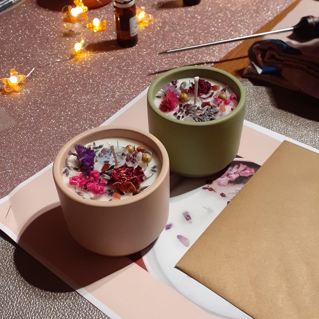 Kaarsen maken met droogbloemen