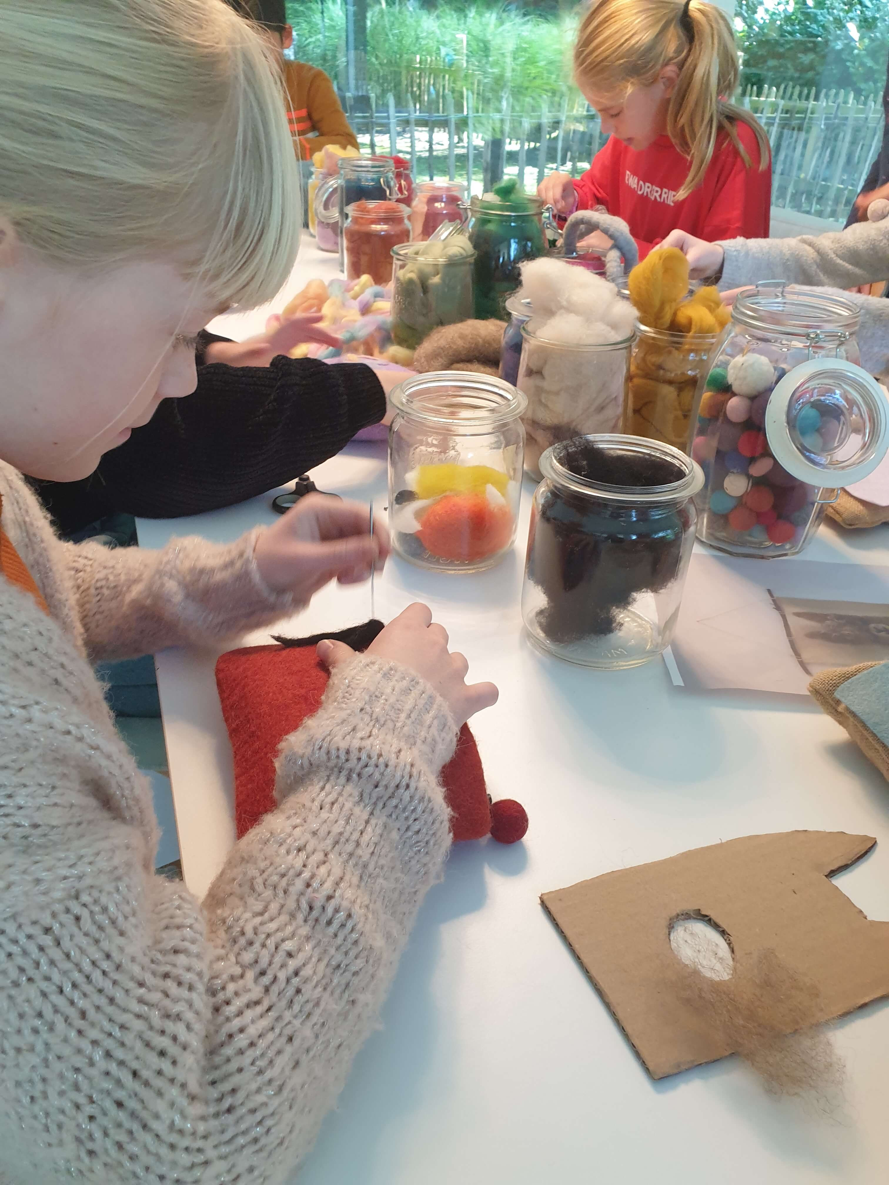 Kinderworkshop 'Personaliseer een vilten tasje' - Foto