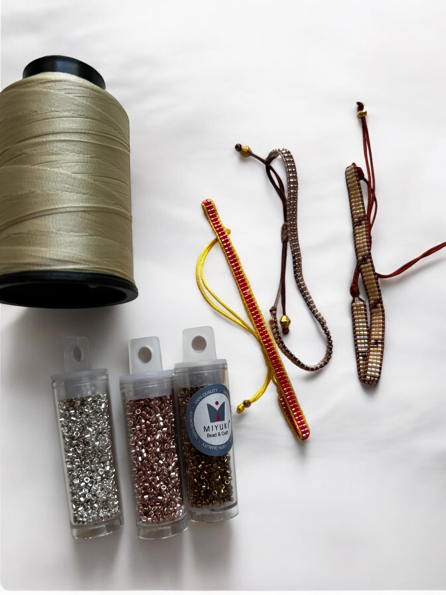 Weef je eigen statement armband met glaskralen - Foto