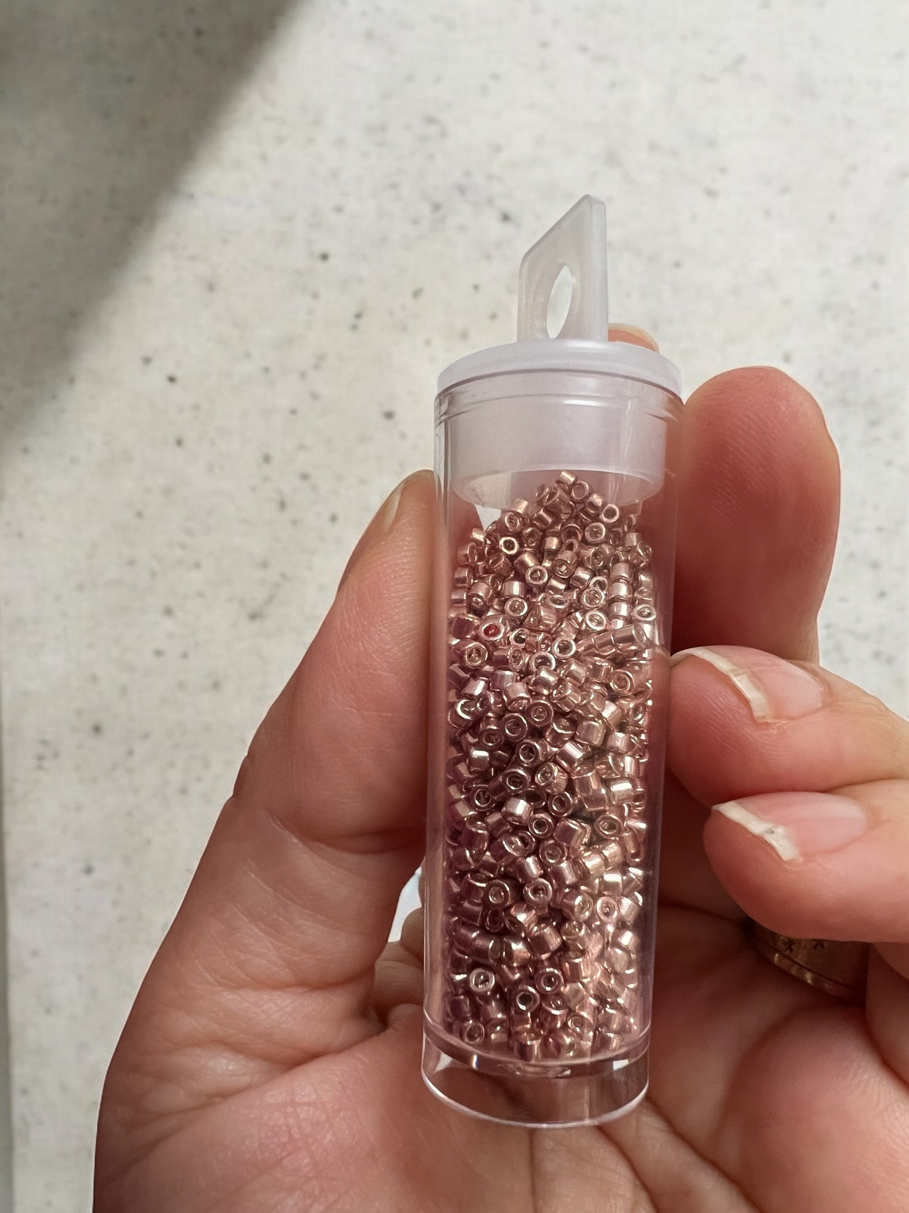 Weef je eigen statement armband met glaskralen - Foto