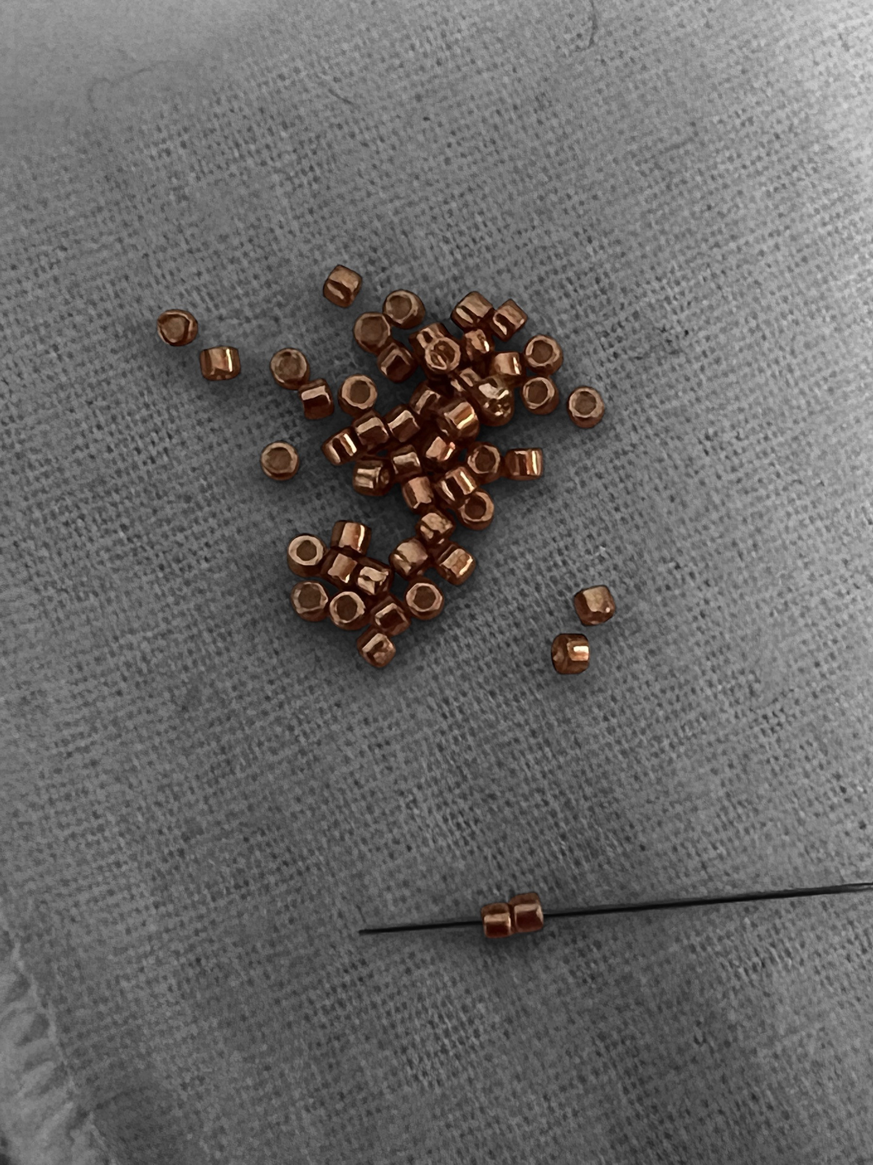 Weef je eigen statement armband met glaskralen - Foto