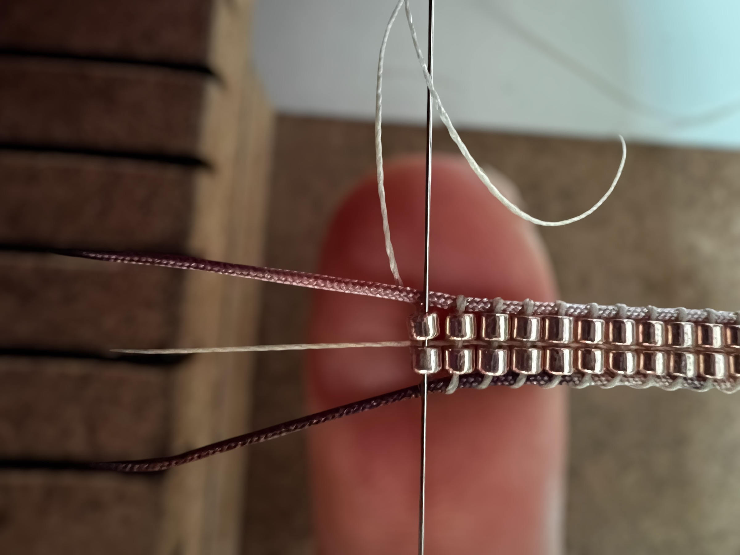 Weef je eigen statement armband met glaskralen - Foto