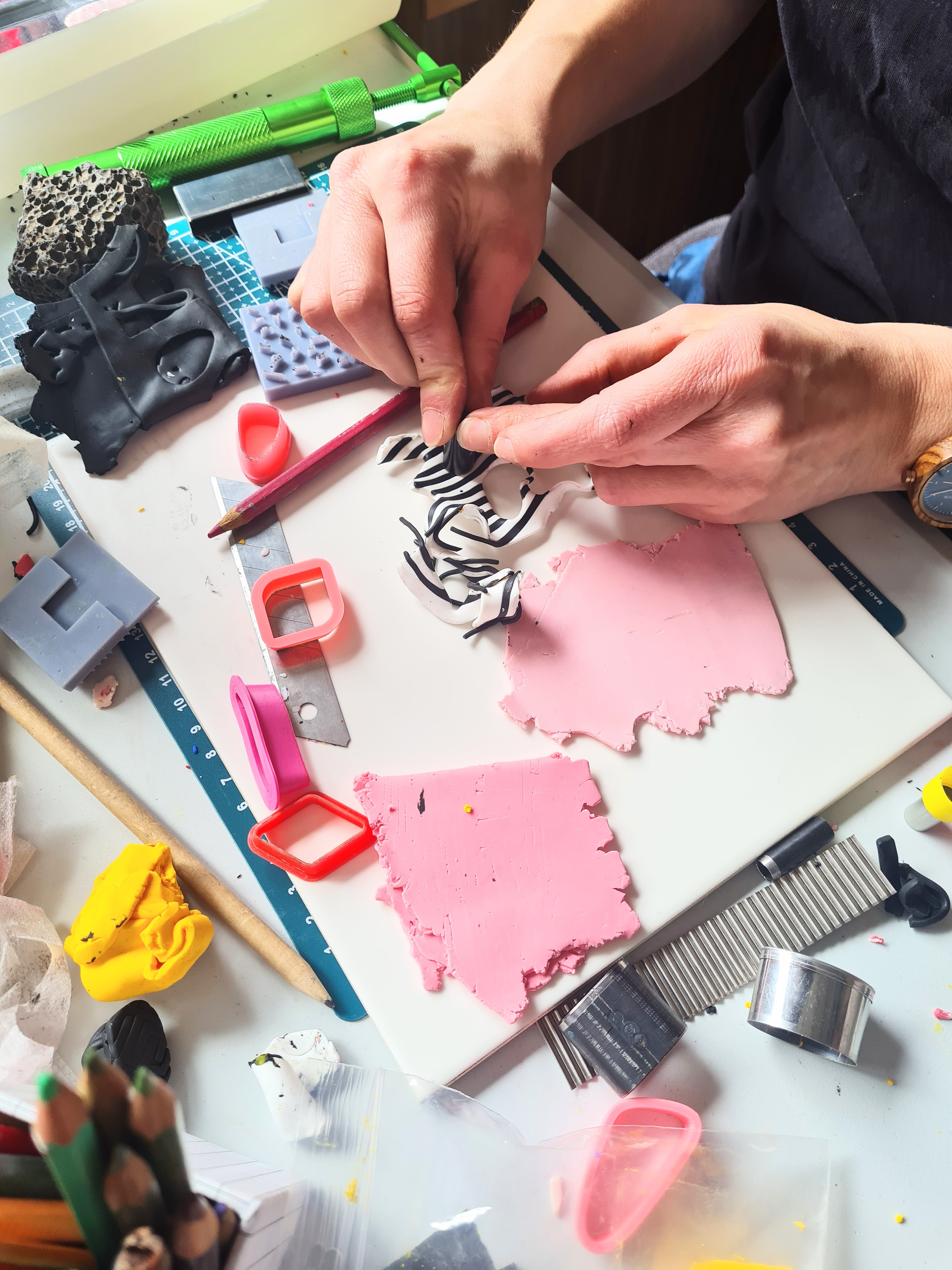 Kleurrijke oorbellen uit polymeerklei - basis - Foto