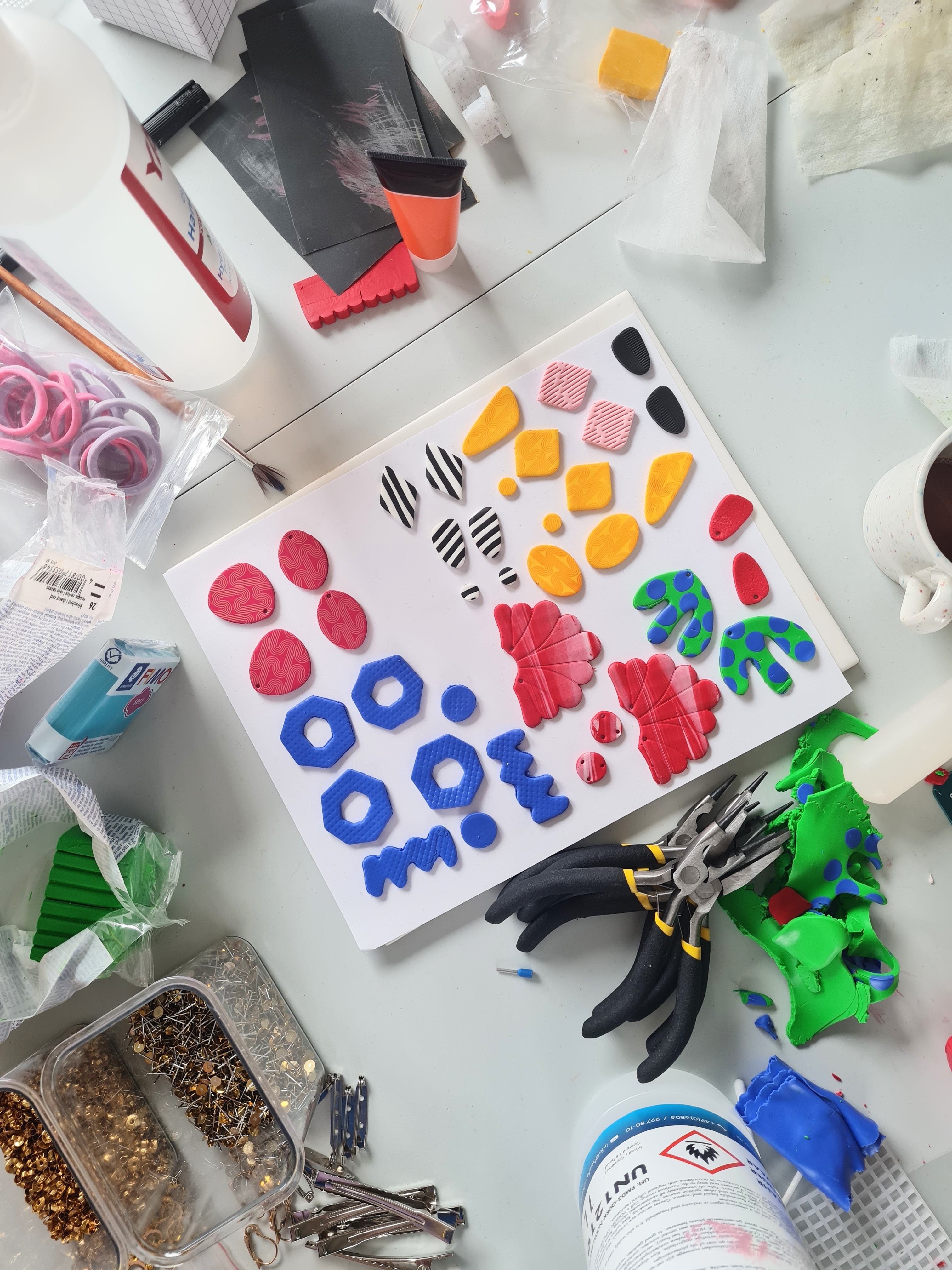 Kleurrijke oorbellen uit polymeerklei - basis - Foto