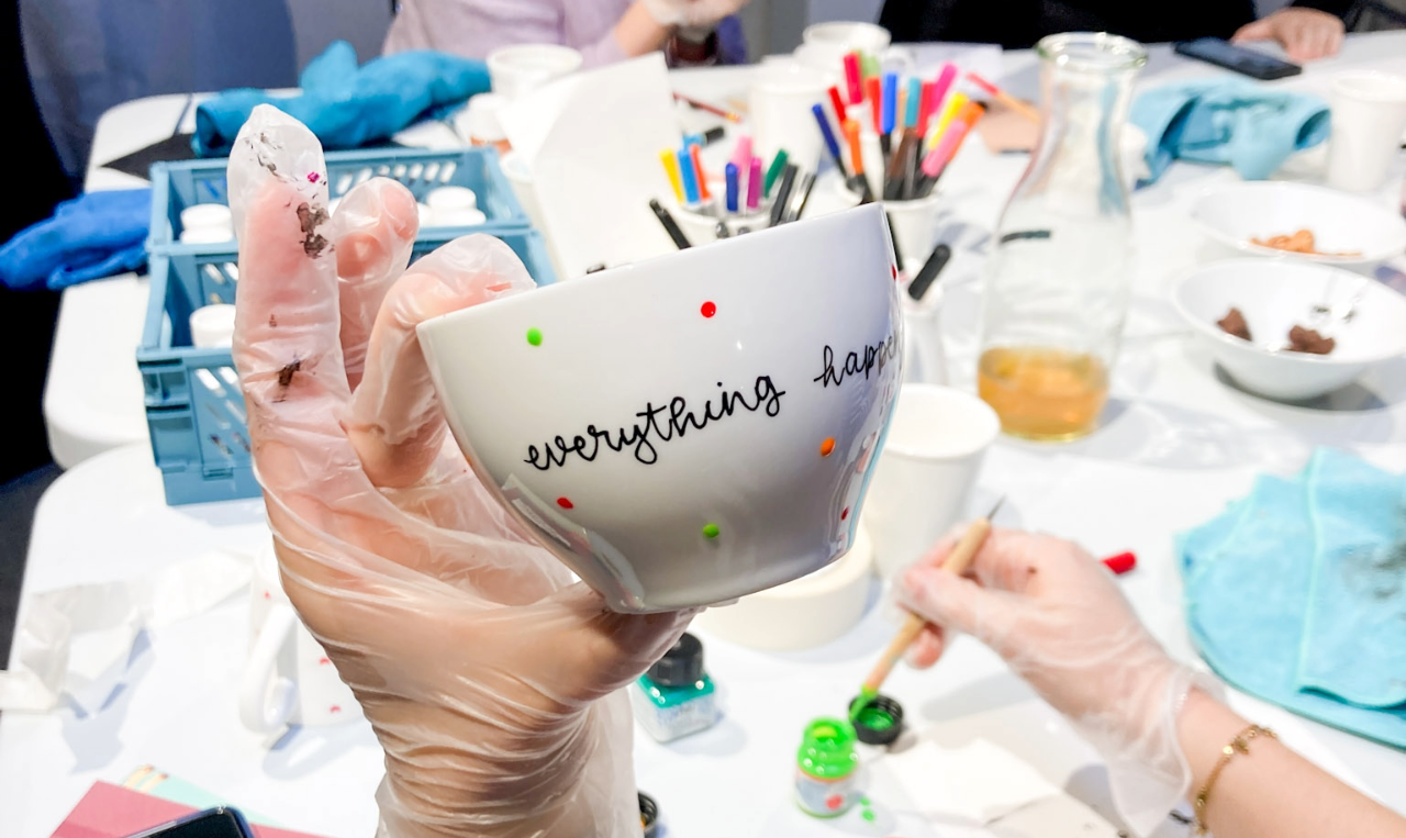 Workshop schilderen op servies voor bedrijven - Foto