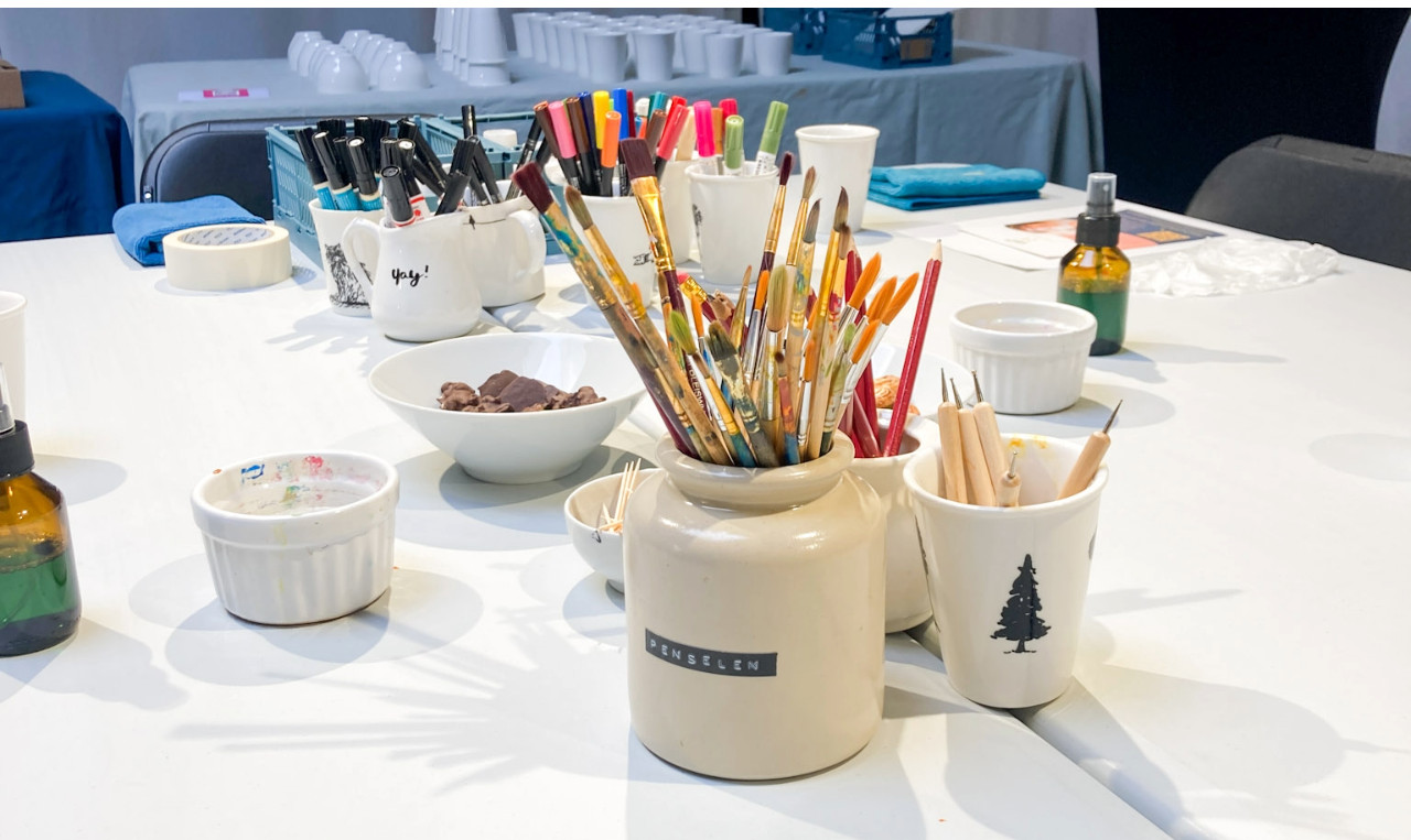 Workshop schilderen op servies voor bedrijven - Foto