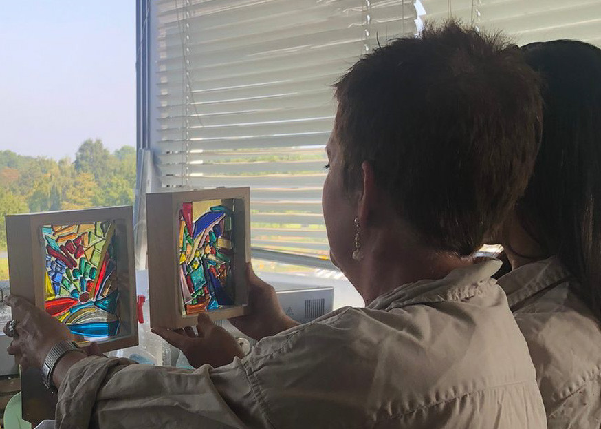 Glas mozaïek maken als teambuilding, voor een open, creatieve mindset of als teamuitje. - Foto