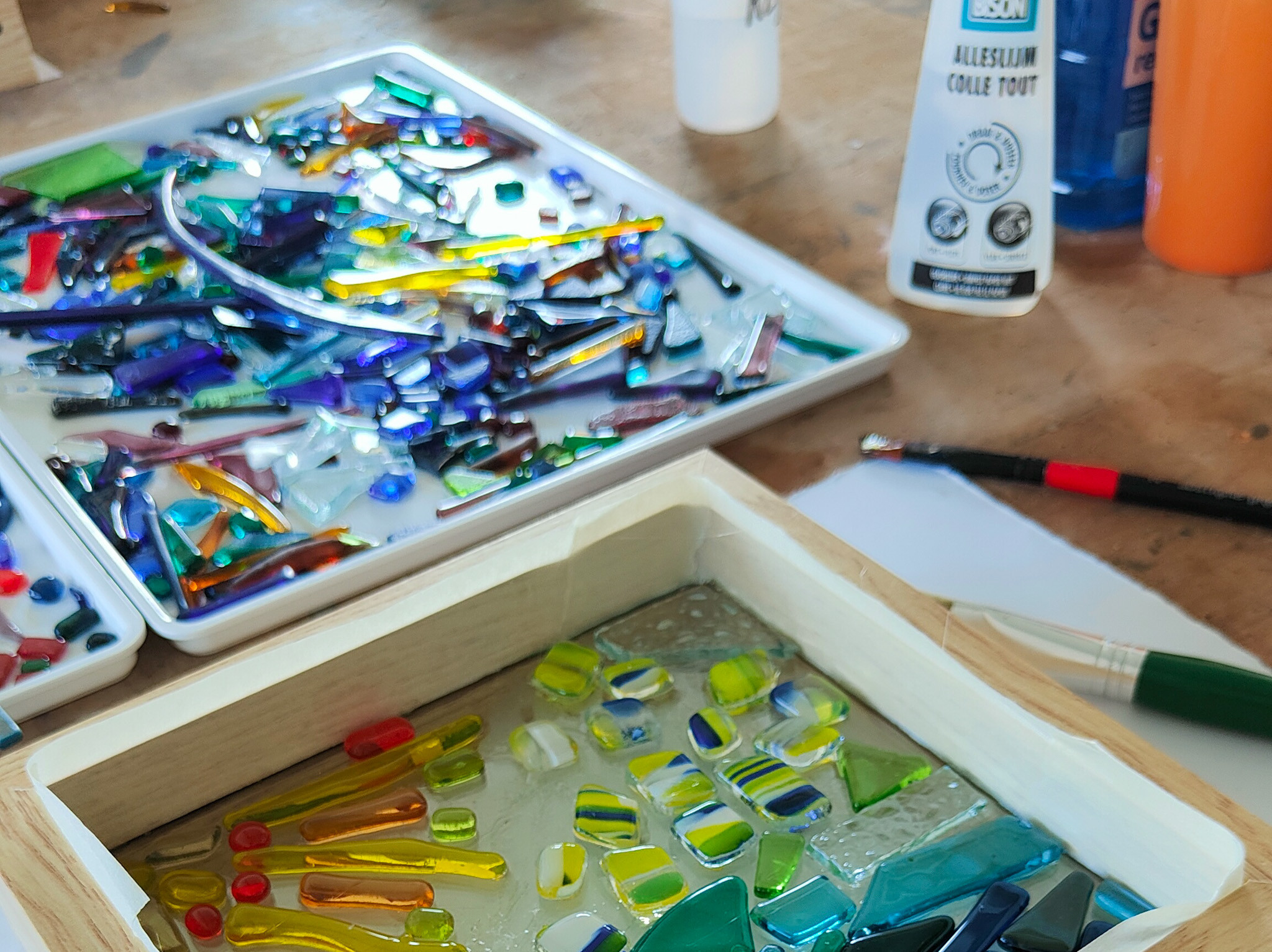 Glas mozaïek maken als teambuilding, voor een open, creatieve mindset of als teamuitje. - Foto