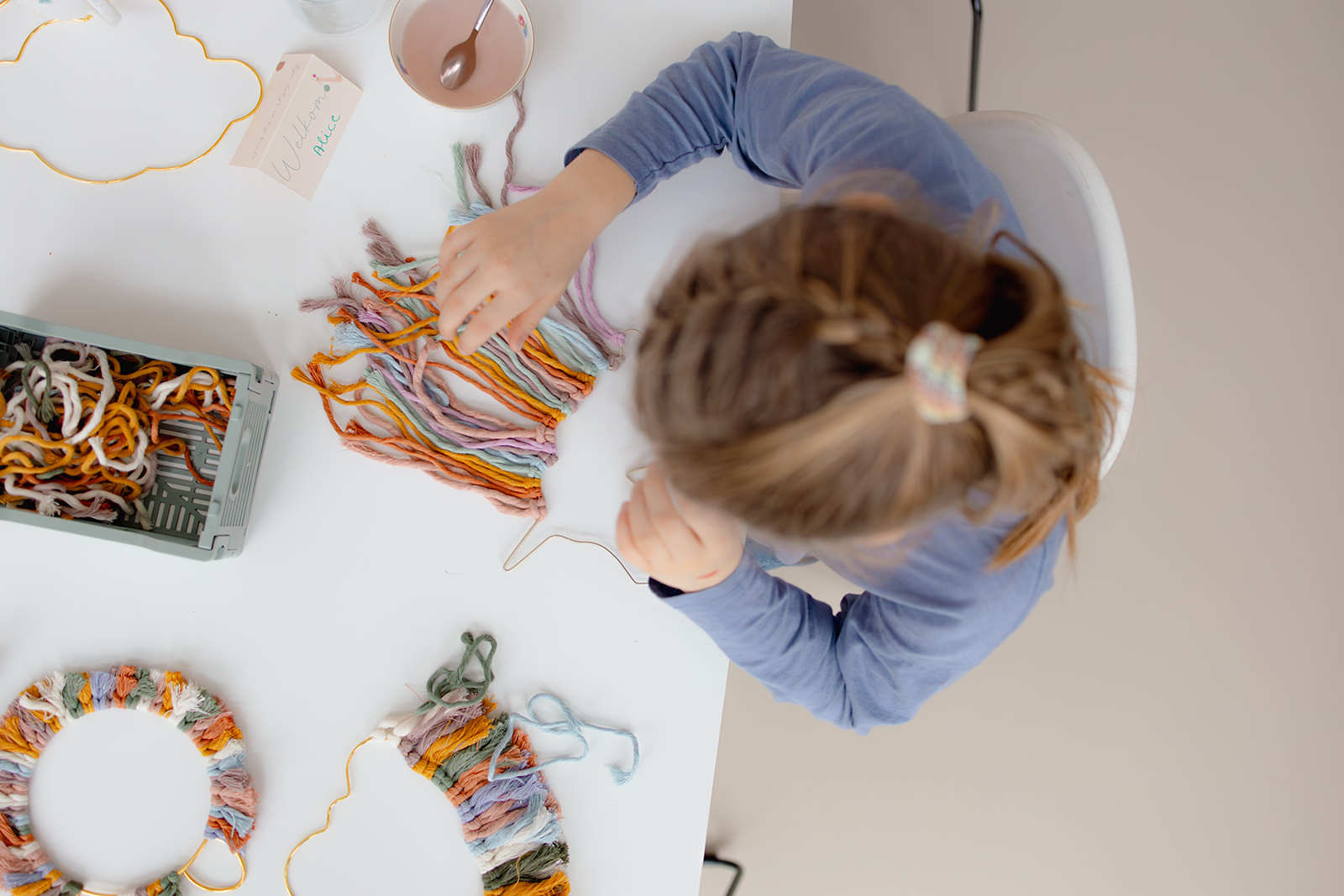 Knopen met glitterkracht – Macramé Unicorn voor kids 🦄 - Foto