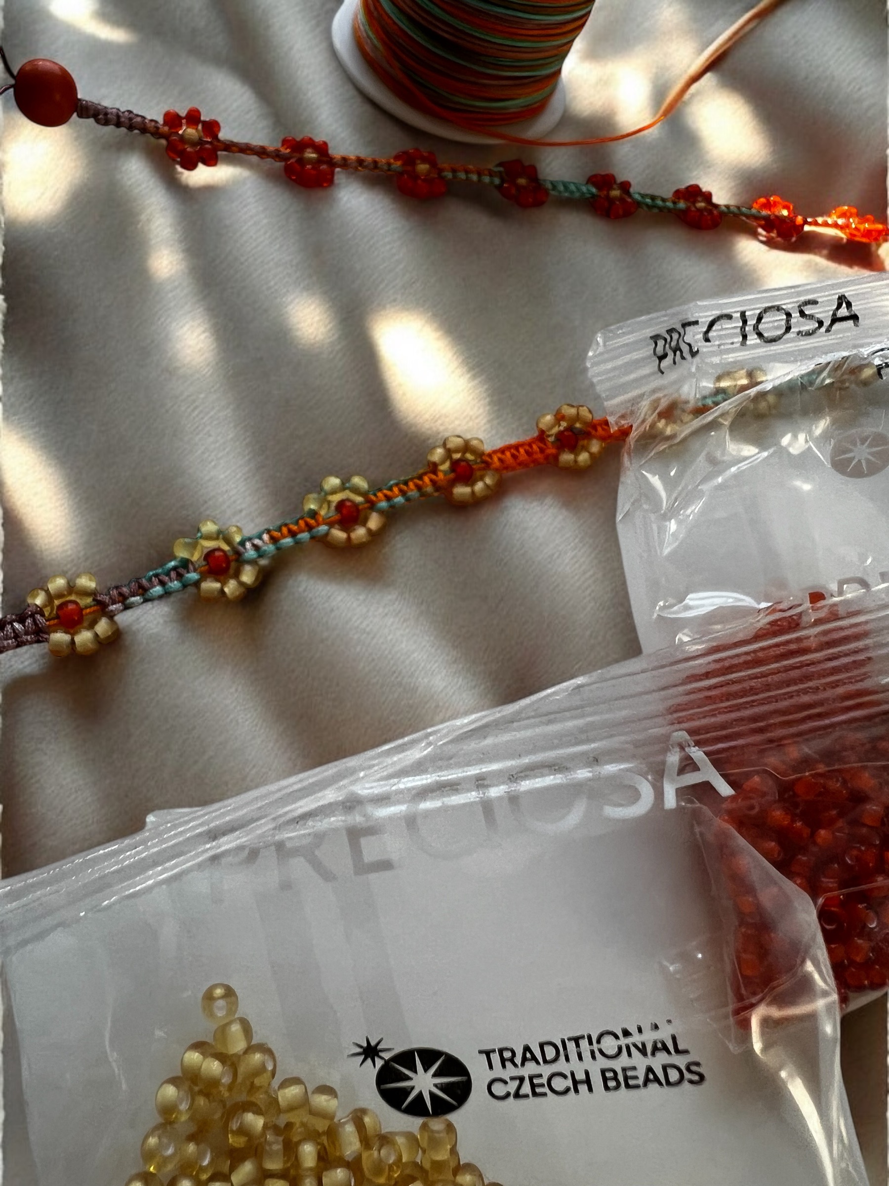 Daisy Choker of Armband – Micromacramé met glaskralen - Foto