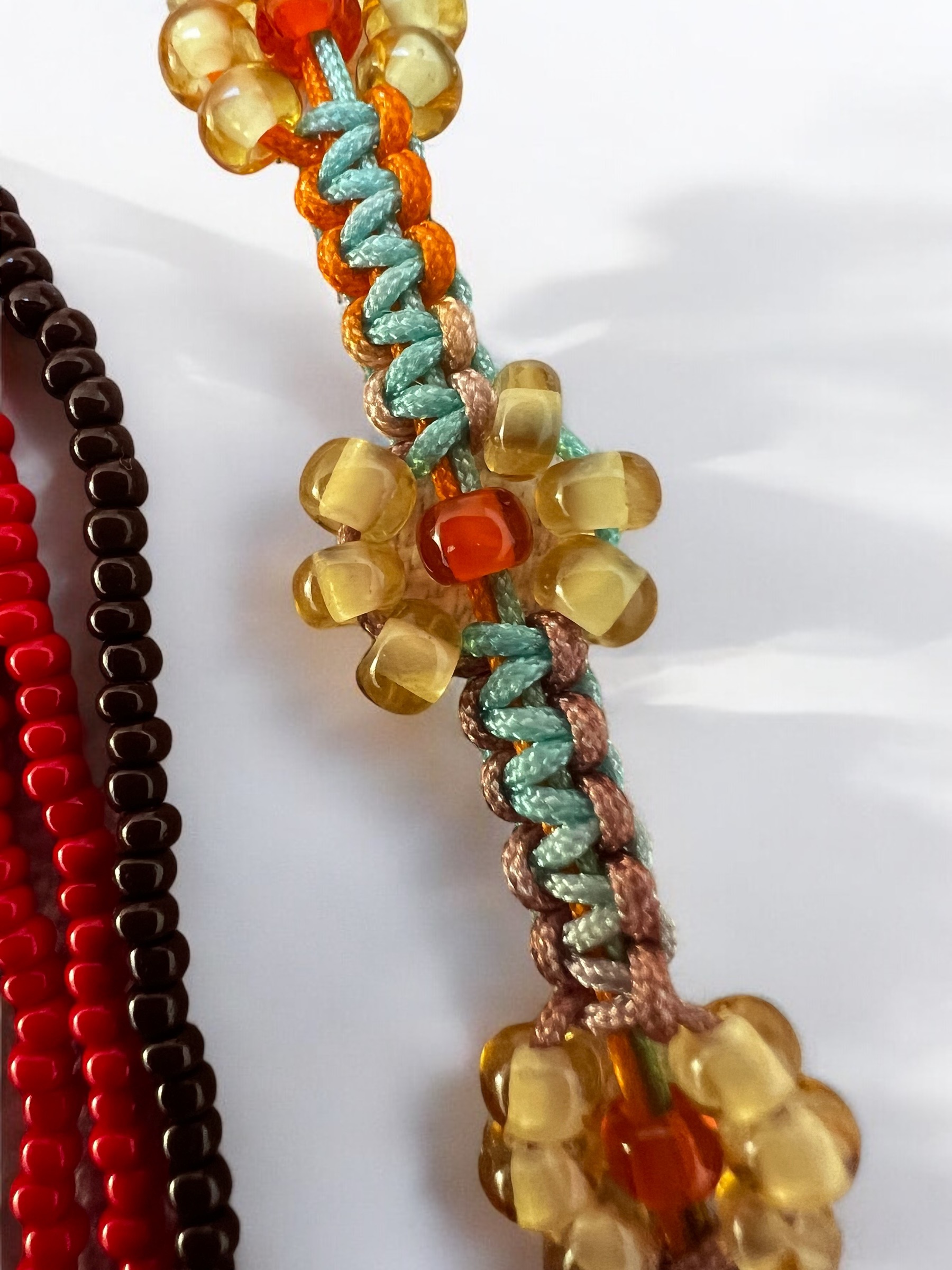 Daisy Choker of Armband – Micromacramé met glaskralen - Foto