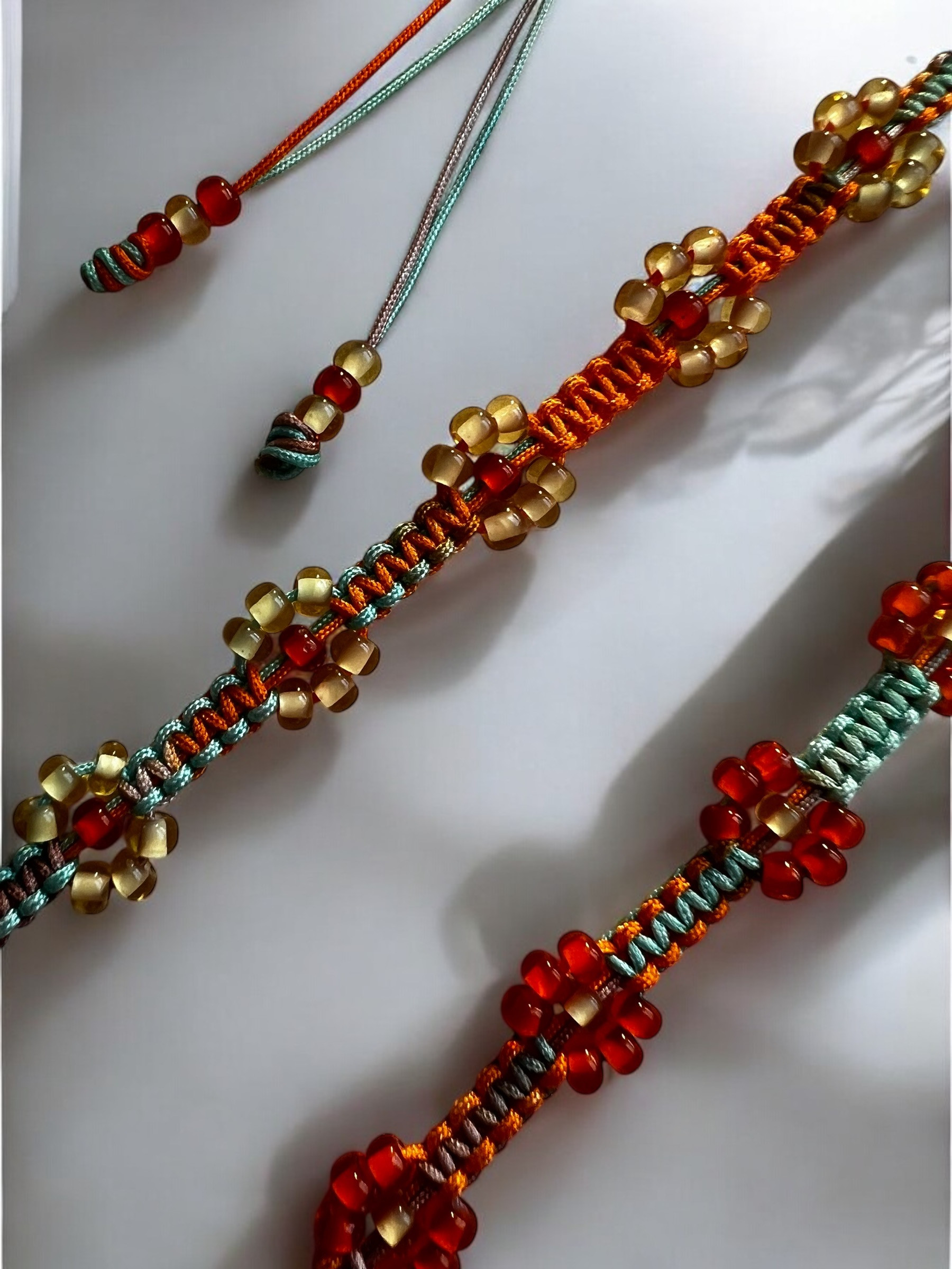 Daisy Choker of Armband – Micromacramé met glaskralen - Foto