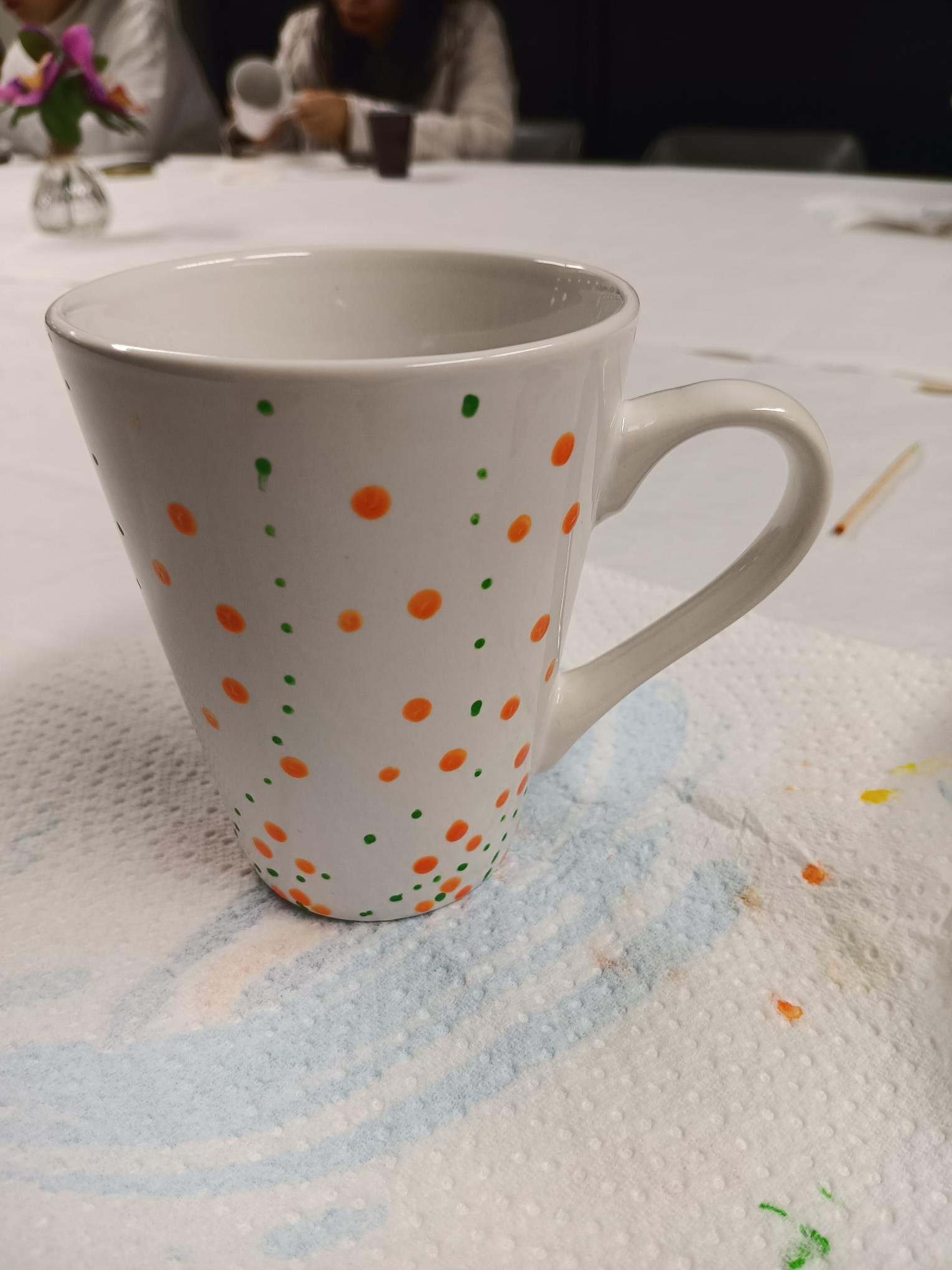 Kinderfeestje,  stippentechniek op mok of bord - Foto