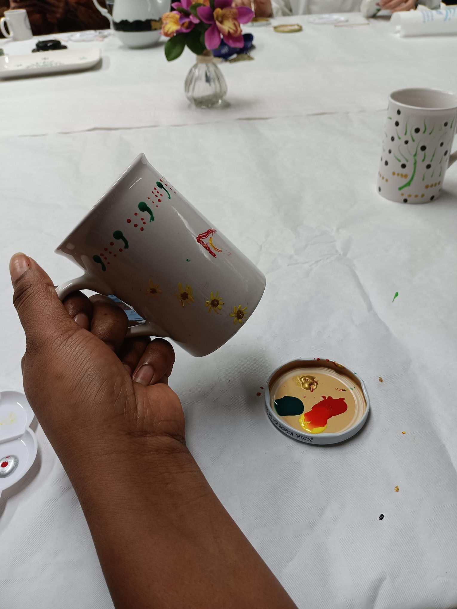 Kinderfeestje,  stippentechniek op mok of bord - Foto