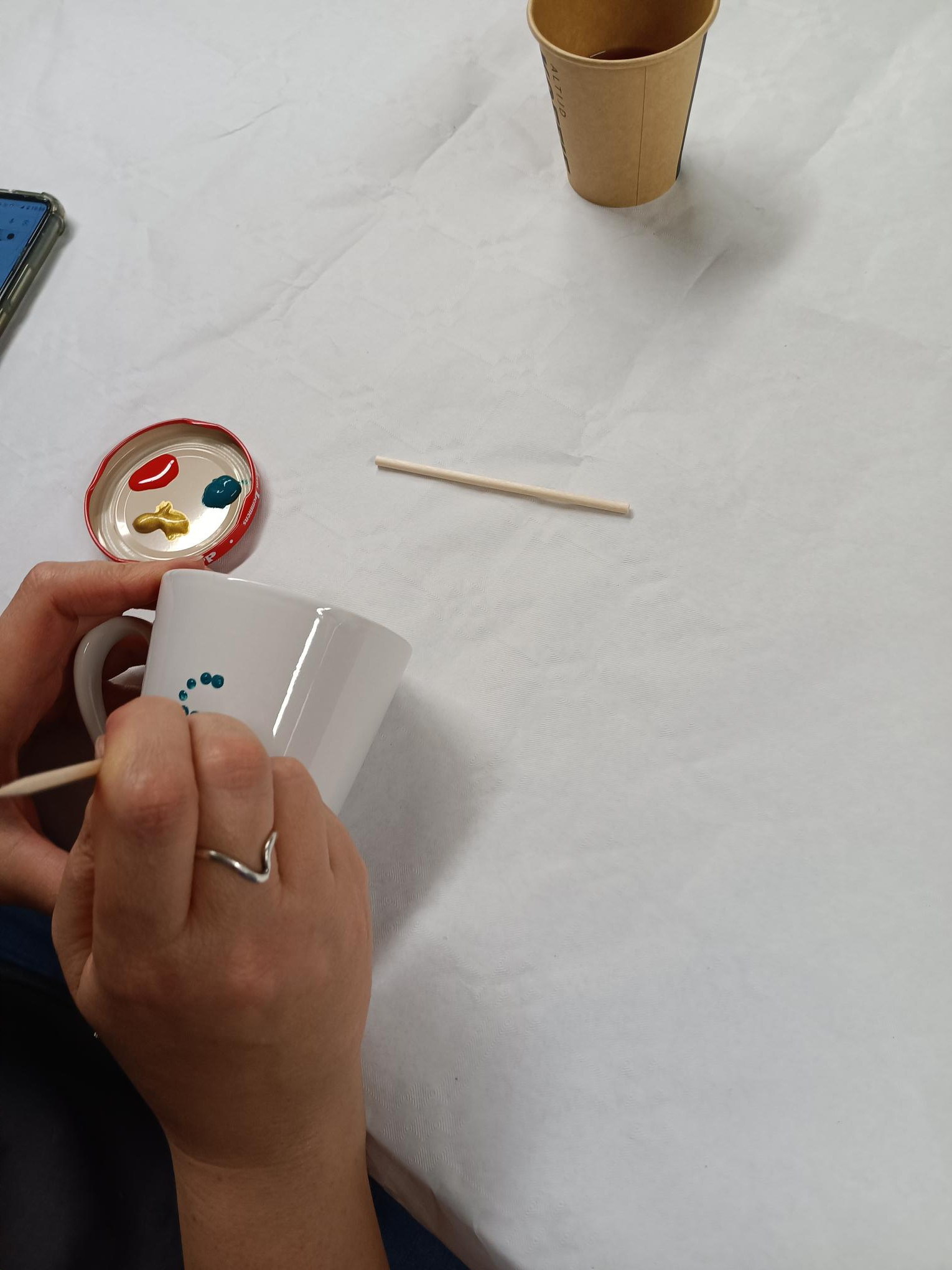 Kinderfeestje,  stippentechniek op mok of bord - Foto