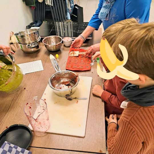 Gezonde gummibeertjes maken, inclusief DIY kit! Verbindende kookworkshop voor (groot)ouders en hun (klein)kinderen - Foto