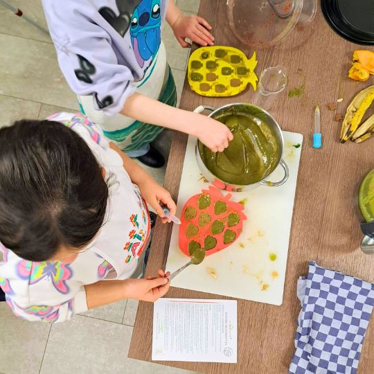 Gezonde gummibeertjes maken, inclusief DIY kit! Verbindende kookworkshop voor (groot)ouders en hun (klein)kinderen - Foto